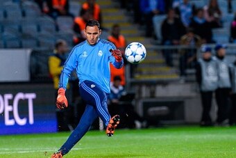 Real Madrid's Costa Rican goalkeeper Keylor Navas warms up ahead of the UEFA Champions League first-leg Group A football match between Malmo FF and Real Madrid CF at the Swedbank Stadion, in Malmo, Sweden on September 30, 2015. 
AFP PHOTO / JONATHAN NACKS