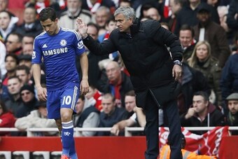Chelsea's Portuguese manager Jose Mourinho (R) speaks with Chelsea's Belgian midfielder Eden Hazard during the English Premier League football match between Arsenal and Chelsea at the Emirates Stadium in London on April 26, 2015.
AFP PHOTO / ADRIAN DENNIS