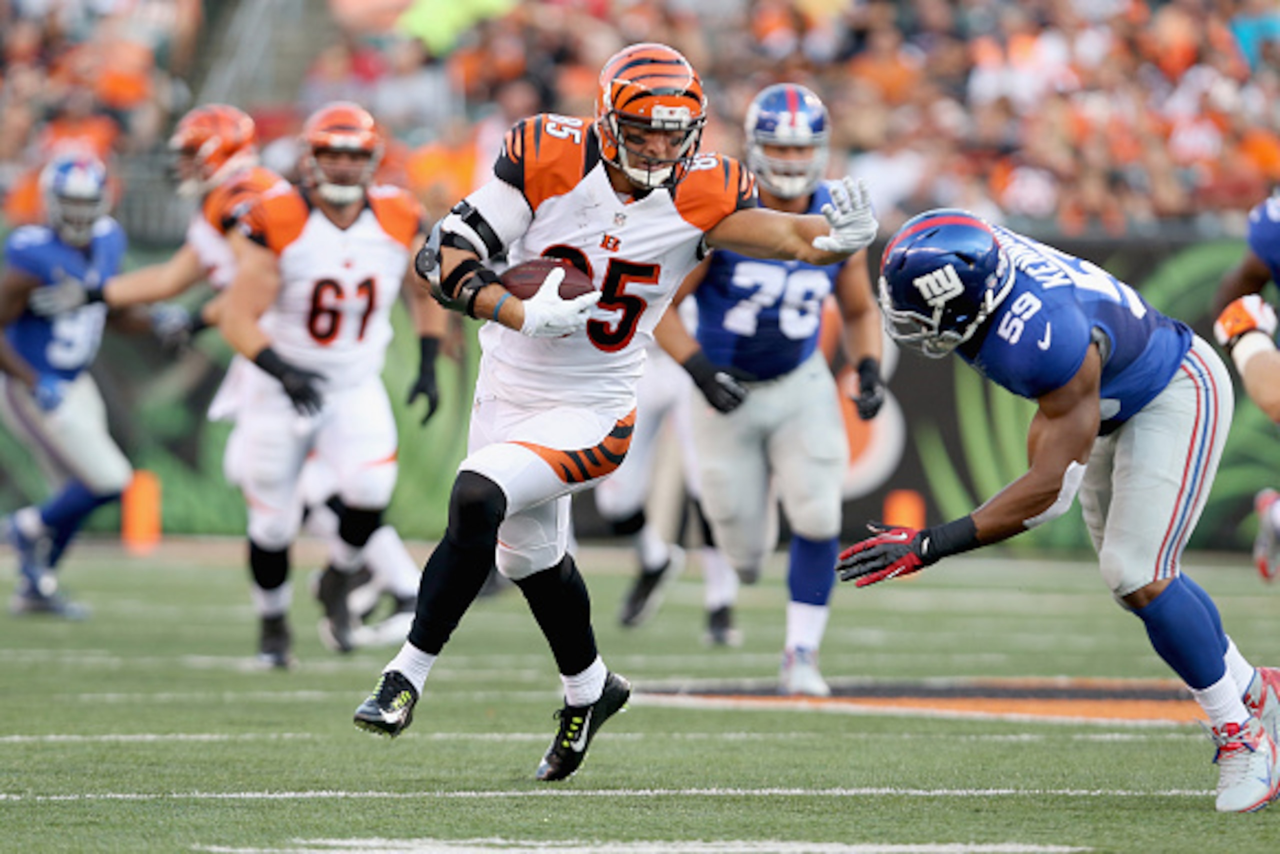 CINCINNATI, OH - AUGUST 14:  Tyler Eifert #85 of the Cincinnati Bengals runs with the ball while defended by Devon Kennard #59 of the New York Giants during an preseason game at Paul Brown Stadium on August 14, 2015 in Cincinnati, Ohio.  (Photo by Andy Ly