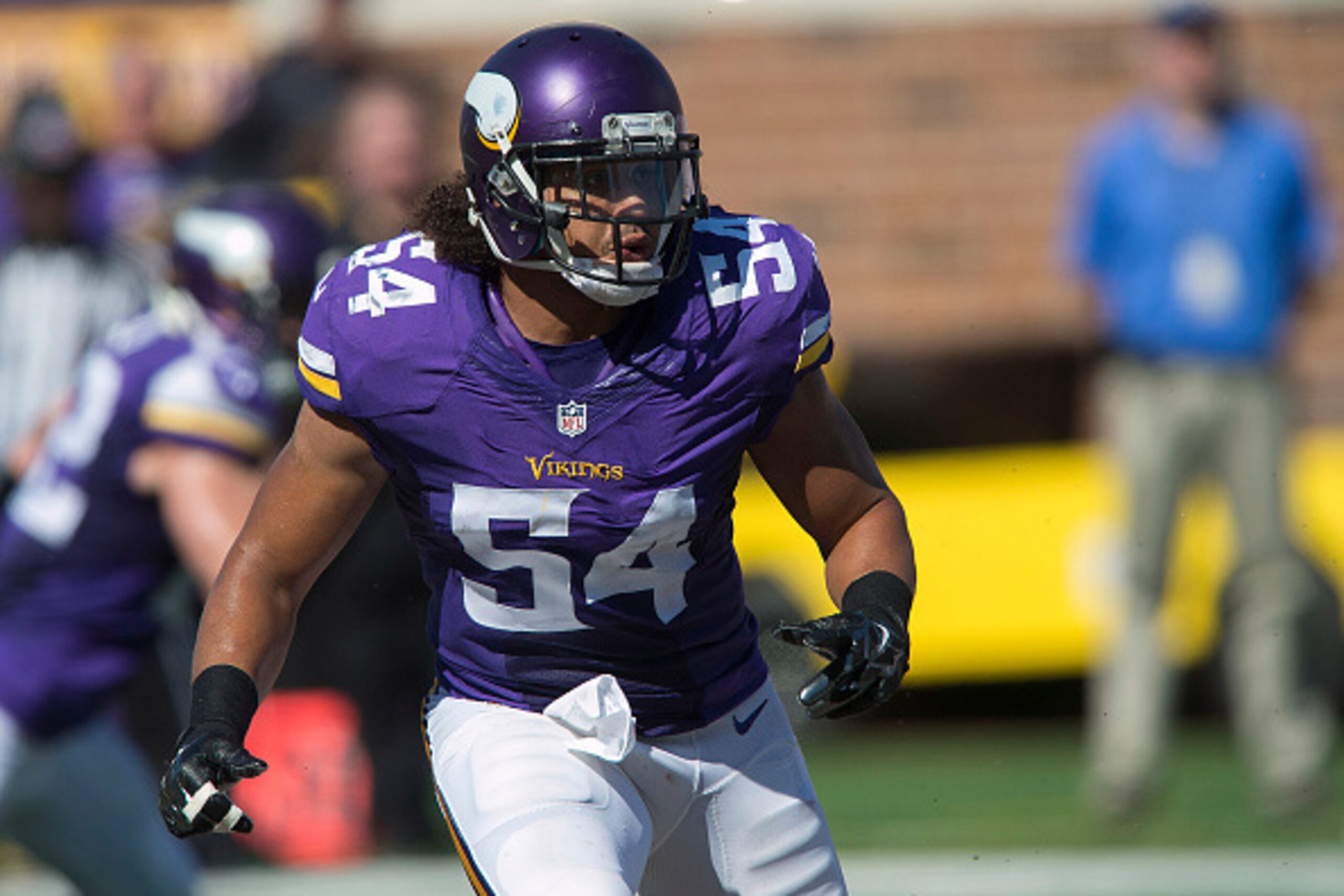 MINNEAPOLIS, MN - SEPTEMBER 27: Eric Kendricks #54 of the Minnesota Vikings tracks the play during an NFL game against the San Diego Chargers at TCF Bank Stadium September 27, 2015 in Minneapolis, Minnesota.  (Photo by Tom Dahlin/Getty Images)