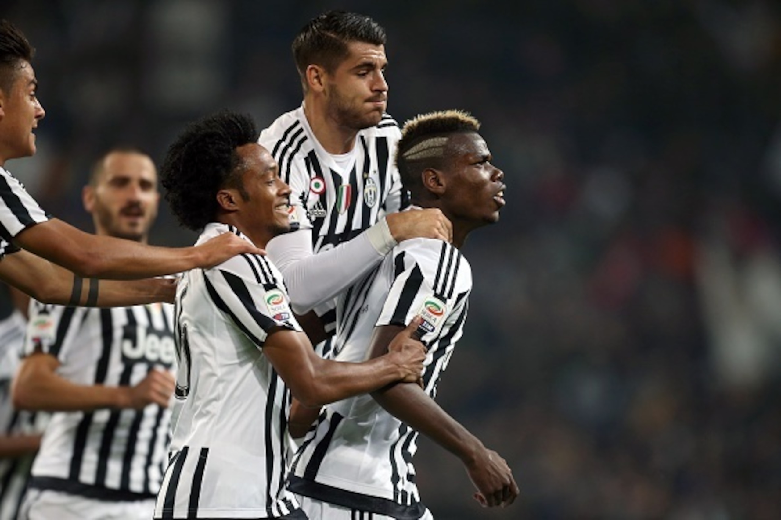 Juventus' French midfielder Paul Pogba (R) celebrates with his teammates after scoring during the Italian Serie A football match Juventus Vs Torino on October 31, 2015 at the Juventus Stadium in Turin.  AFP PHOTO / MARCO BERTORELLO        (Photo credit sh