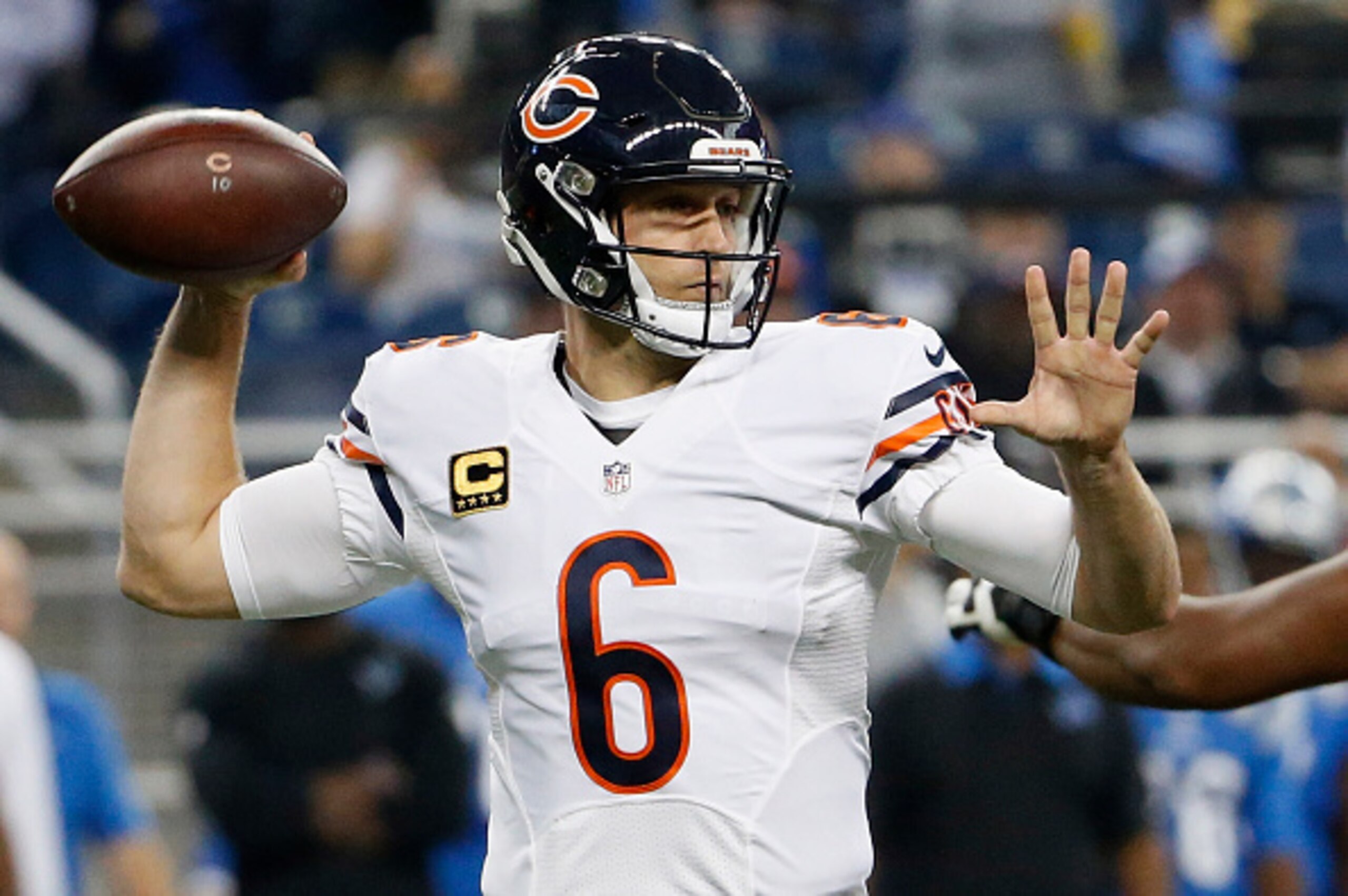DETROIT, MI - OCTOBER 18: Jay Cutler #6 of the Chicago Bears throws a first quarter pass against the Detroit Lions at Ford Field on October 18, 2015 in Detroit, Michigan. (Photo by Christian Petersen/Getty Images)