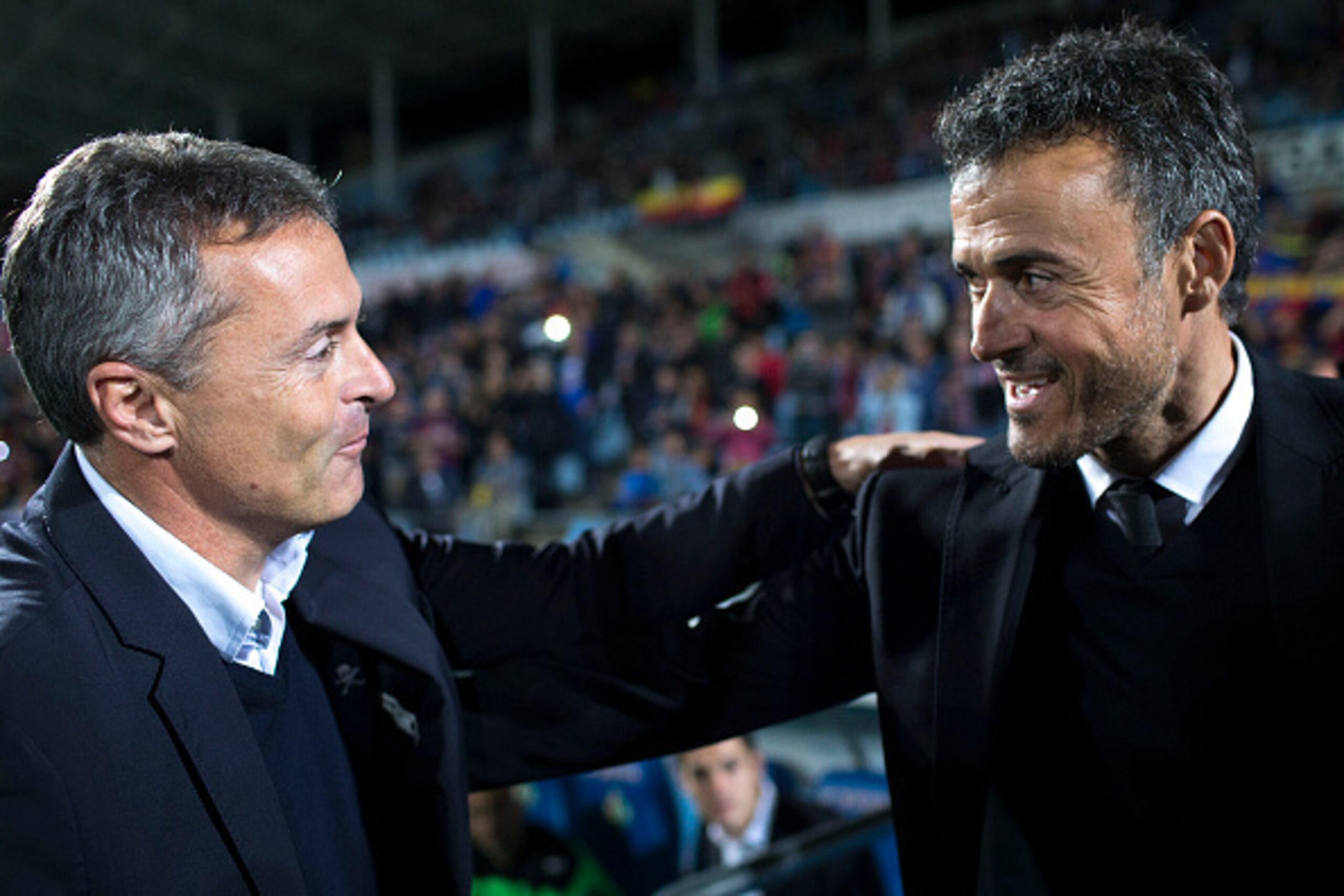 GETAFE, SPAIN - OCTOBER 31: Head coach Fran Escriba (L) of Getafe CF embraces head coach Luis Enrique Martinez (R) of FC Barcelona during the La Liga match between Getafe CF and FC Barcelona at Coliseum Alfonso Perez on October 31, 2015 in Getafe, Spain. 
