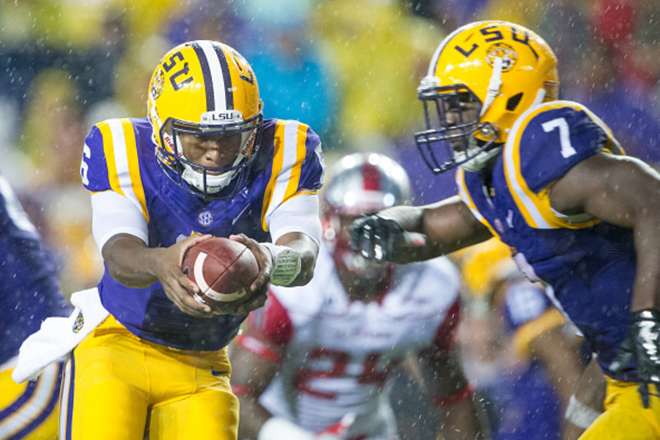 BATON ROUGE, LA - OCTOBER 24: Quarterback Brandon Harris #6 of the LSU Tigers looks to attempt to hand the ball off to running back Leonard Fournette #7 of the LSU Tigers on October 24, 2015 at Tiger Stadium in Baton Rouge, Louisiana. (Photo by Michael Ch