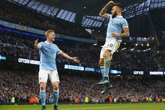 Manchester City's Argentinian defender Nicolas Otamendi (R) celebrates with Manchester City's Belgian midfielder Kevin De Bruyne (L) after scoring the opening goal of the English Premier League football match between Manchester City and Norwich City at Th