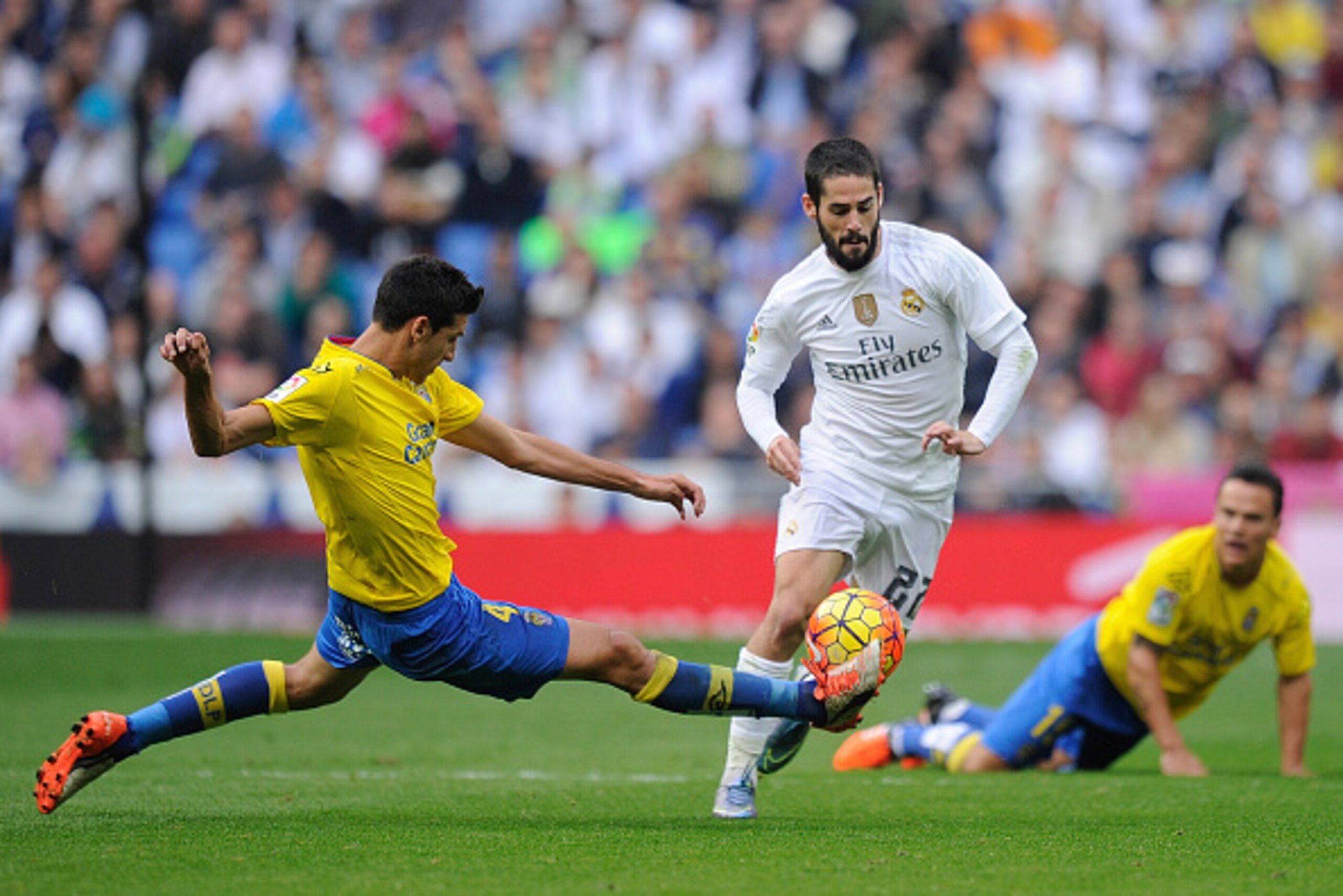 MADRID, SPAIN - OCTOBER 31:  Isco of Real Madrid is tackled by Vicente Gomez of UD Las Plamas during the La Liga match between Real Madrid CF and UD Las Palmas at Estadio Santiago Bernabeu on October 31, 2015 in Madrid, Spain.  (Photo by Denis Doyle/Getty