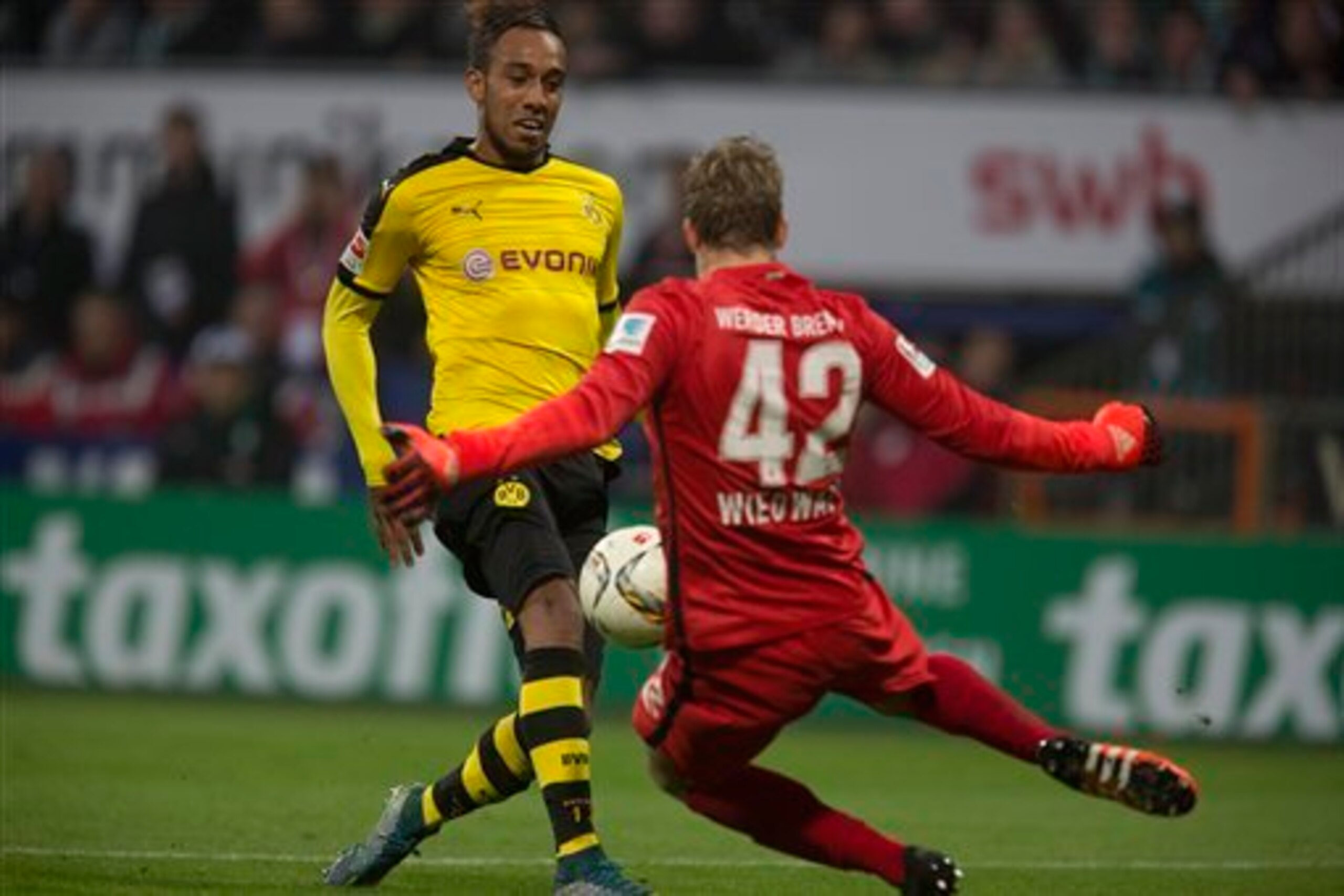 Bremen's Wiedwald won the dual against Aubameyang on the day.