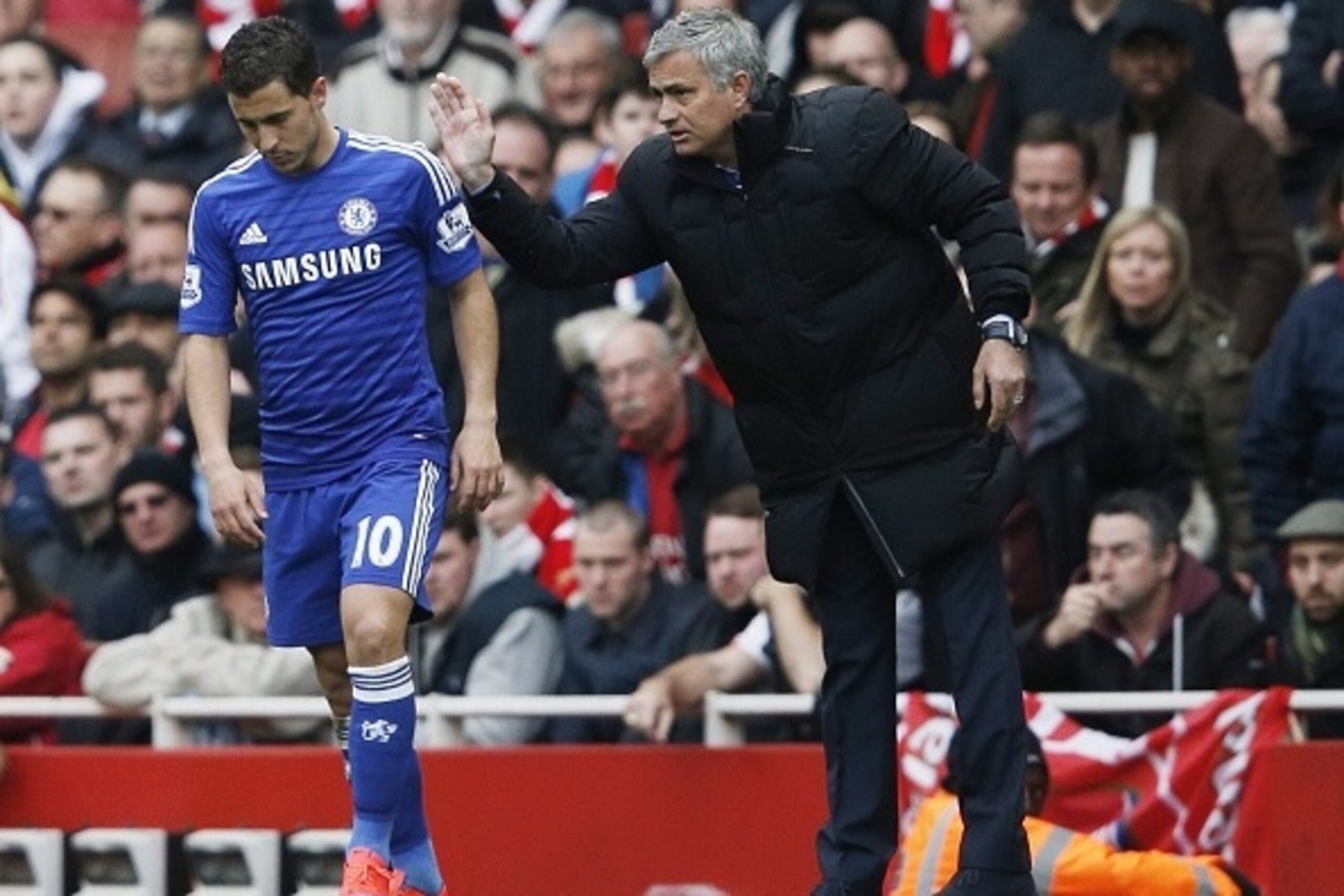 Chelsea's Portuguese manager Jose Mourinho (R) speaks with Chelsea's Belgian midfielder Eden Hazard during the English Premier League football match between Arsenal and Chelsea at the Emirates Stadium in London on April 26, 2015.
AFP PHOTO / ADRIAN DENNIS