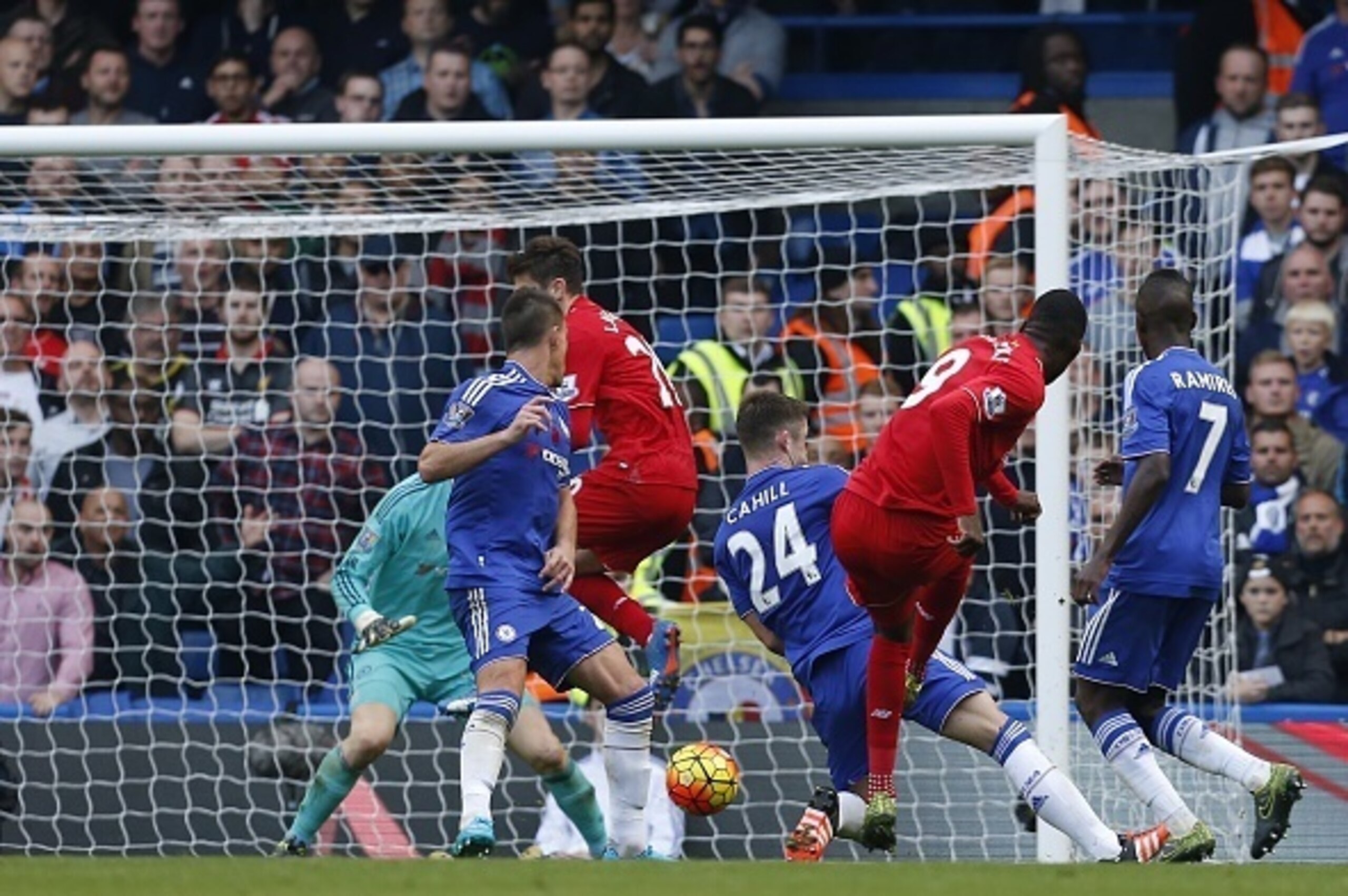 Liverpool's Zaire-born Belgian striker Christian Benteke (2nd R) shoots to score their third goal during the English Premier League football match between Chelsea and Liverpool at Stamford Bridge in London on October 31, 2015. AFP PHOTO / IAN KINGTON
RES Liverpool's Zaire-born Belgian striker Christian Benteke (2nd R) shoots to score their third goal during the English Premier League football match between Chelsea and Liverpool at Stamford Bridge in London on October 31, 2015. AFP PHOTO / IAN KINGTON
RES