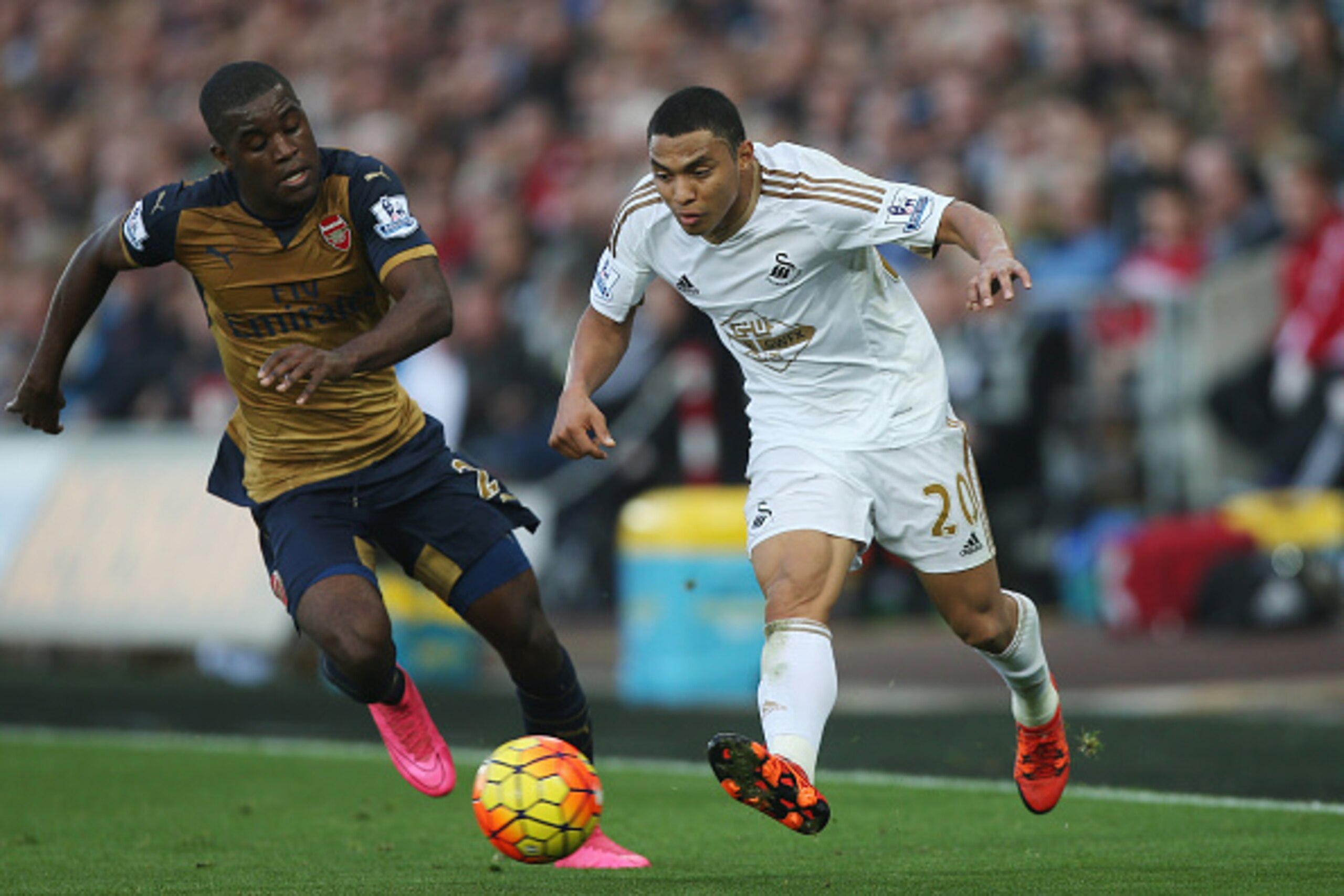 SWANSEA, WALES - OCTOBER 31: Jefferson Montero of Swansea City and Joel Campbell of Arsenal compete for the ball during the Barclays Premier League match between Swansea City and Arsenal at Liberty Stadium on October 31, 2015 in Swansea, Wales. (Photo by SWANSEA, WALES - OCTOBER 31: Jefferson Montero of Swansea City and Joel Campbell of Arsenal compete for the ball during the Barclays Premier League match between Swansea City and Arsenal at Liberty Stadium on October 31, 2015 in Swansea, Wales. (Photo by