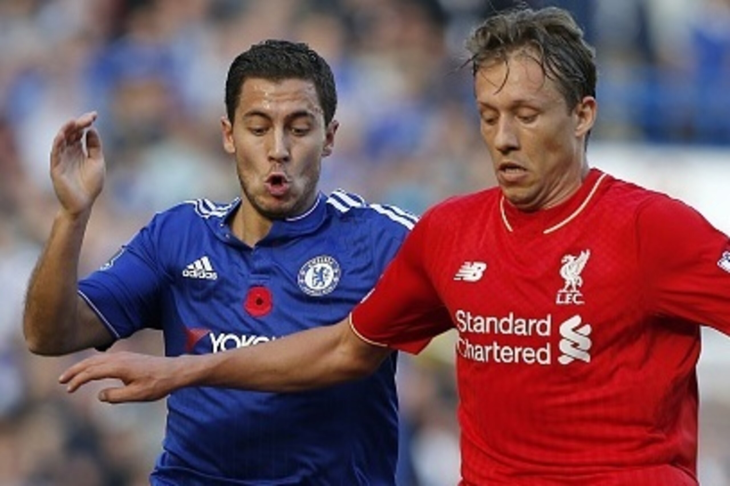 Chelsea's Belgian midfielder Eden Hazard (L) vies with Liverpool's Brazilian midfielder Lucas Leiva during the English Premier League football match between Chelsea and Liverpool at Stamford Bridge in London on October 31, 2015. AFP PHOTO / IAN KINGTON

R