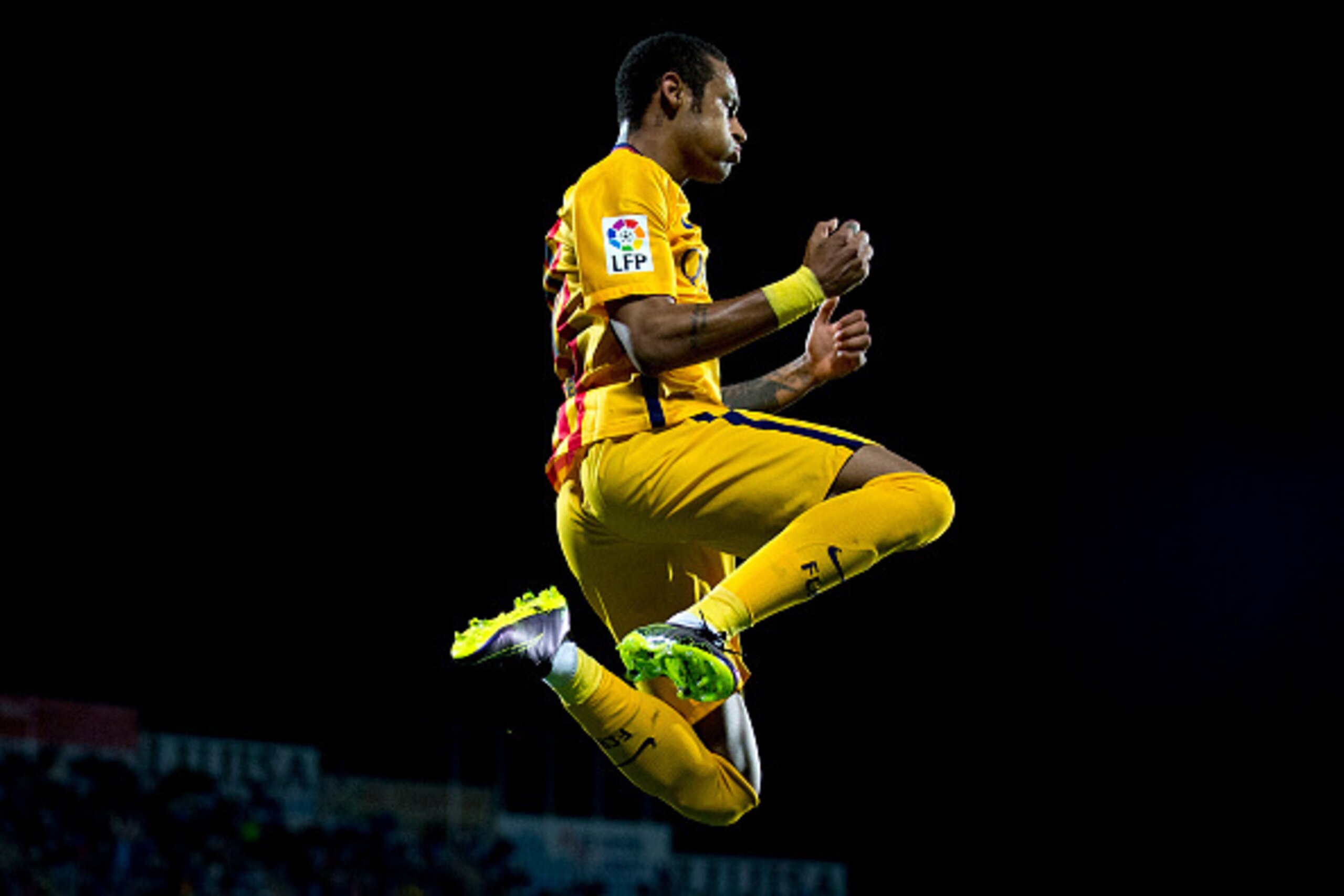 GETAFE, SPAIN - OCTOBER 31: Neymar JR. of FC Barcelona celebrates scoring their second goal during the La Liga match between Getafe CF and FC Barcelona at Coliseum Alfonso Perez on October 31, 2015 in Getafe, Spain.  (Photo by Gonzalo Arroyo Moreno/Getty 