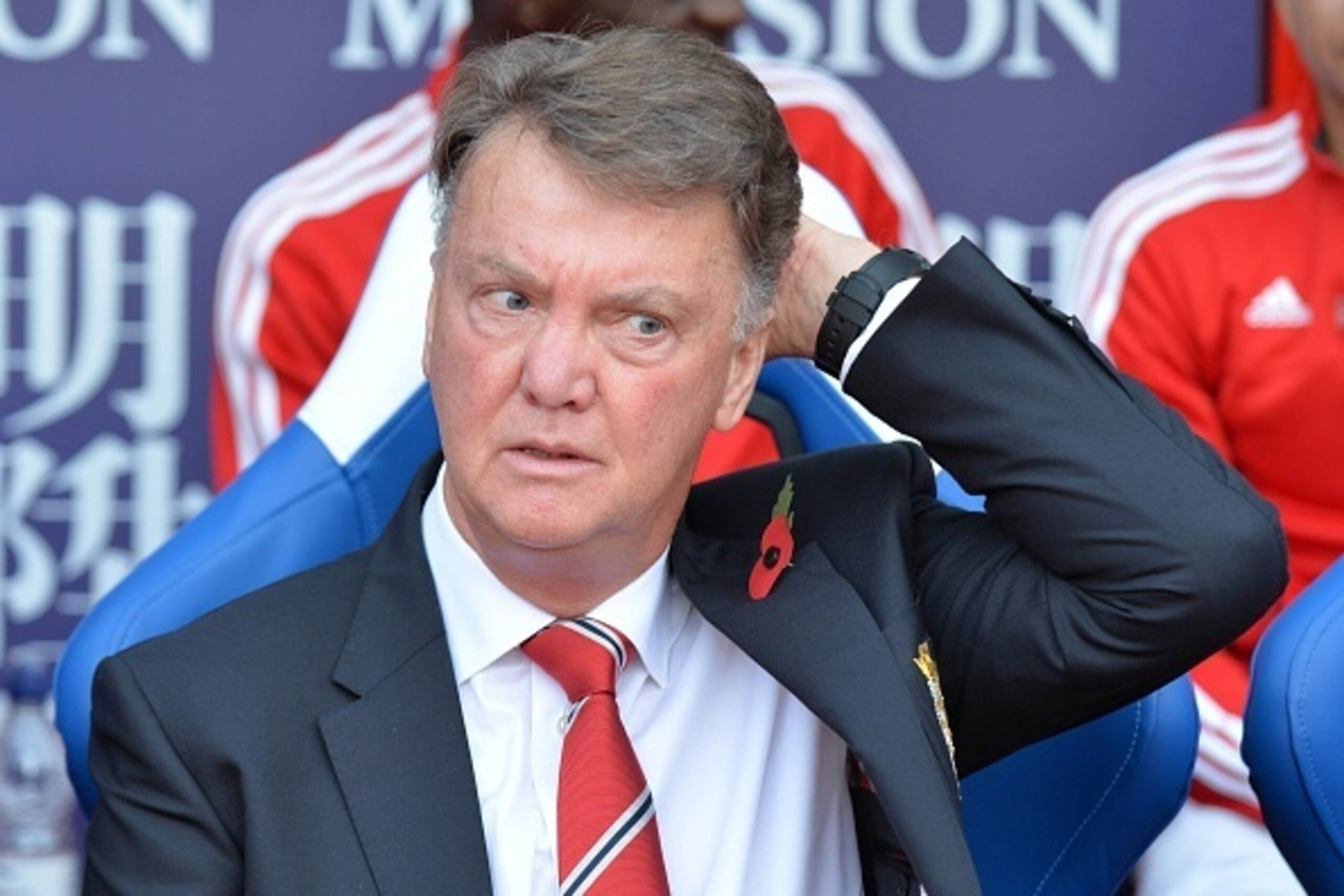 Manchester United's Dutch manager Louis van Gaal awaits kick of in the English Premier League football match between Crystal Palace and Manchester United at Selhurst Park in south London on October 31, 2015. AFP PHOTO / OLLY GREENWOOD

RESTRICTED TO EDITO