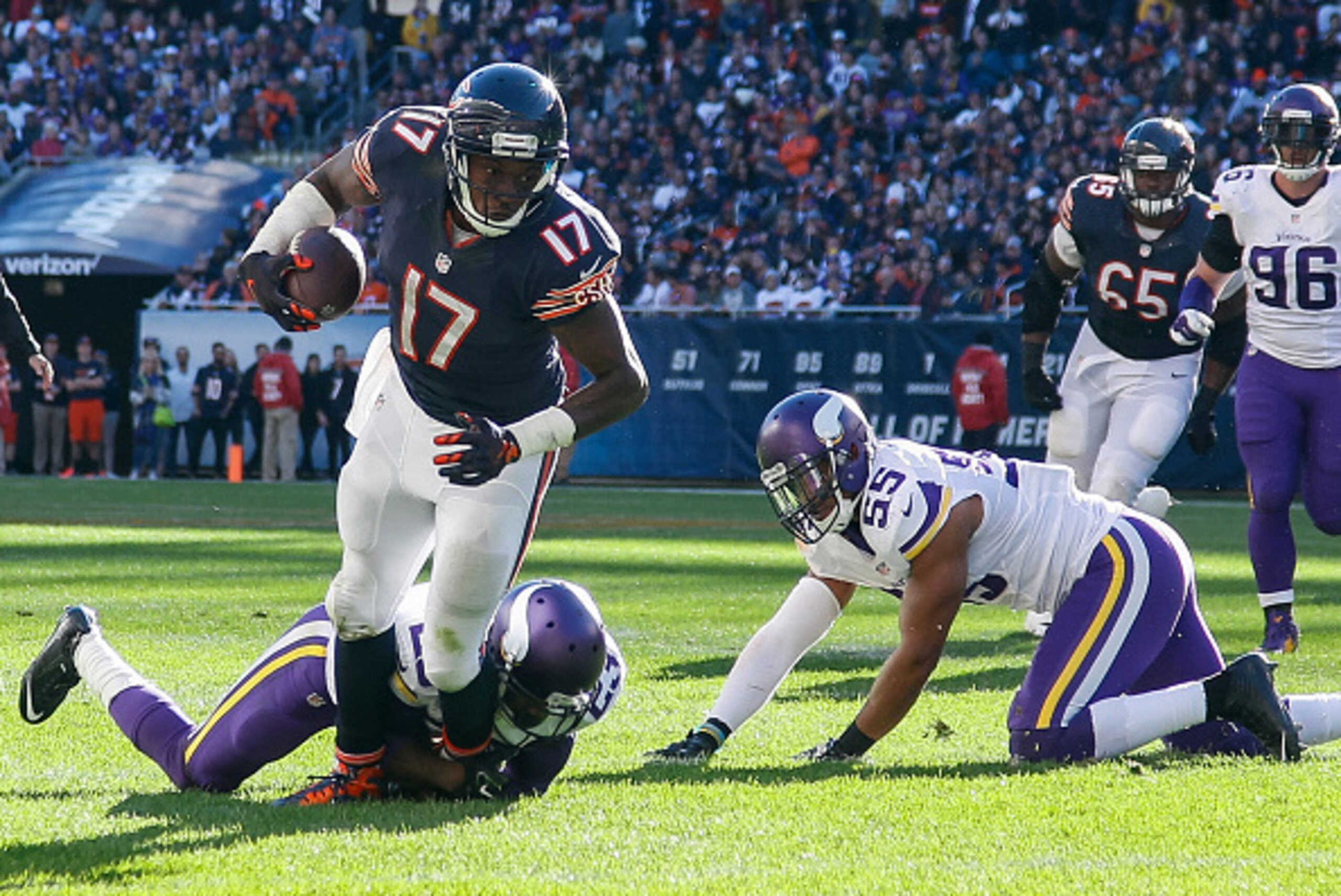 CHICAGO, IL - NOVEMBER 01: Alshon Jeffery #17 of the Chicago Bears receives an 11 yard pass in the fourth quarter against the Minnesota Vikings at Soldier Field on November 1, 2015 in Chicago, Illinois. (Photo by Joe Robbins/Getty Images) CHICAGO, IL - NOVEMBER 01: Alshon Jeffery #17 of the Chicago Bears receives an 11 yard pass in the fourth quarter against the Minnesota Vikings at Soldier Field on November 1, 2015 in Chicago, Illinois. (Photo by Joe Robbins/Getty Images)
