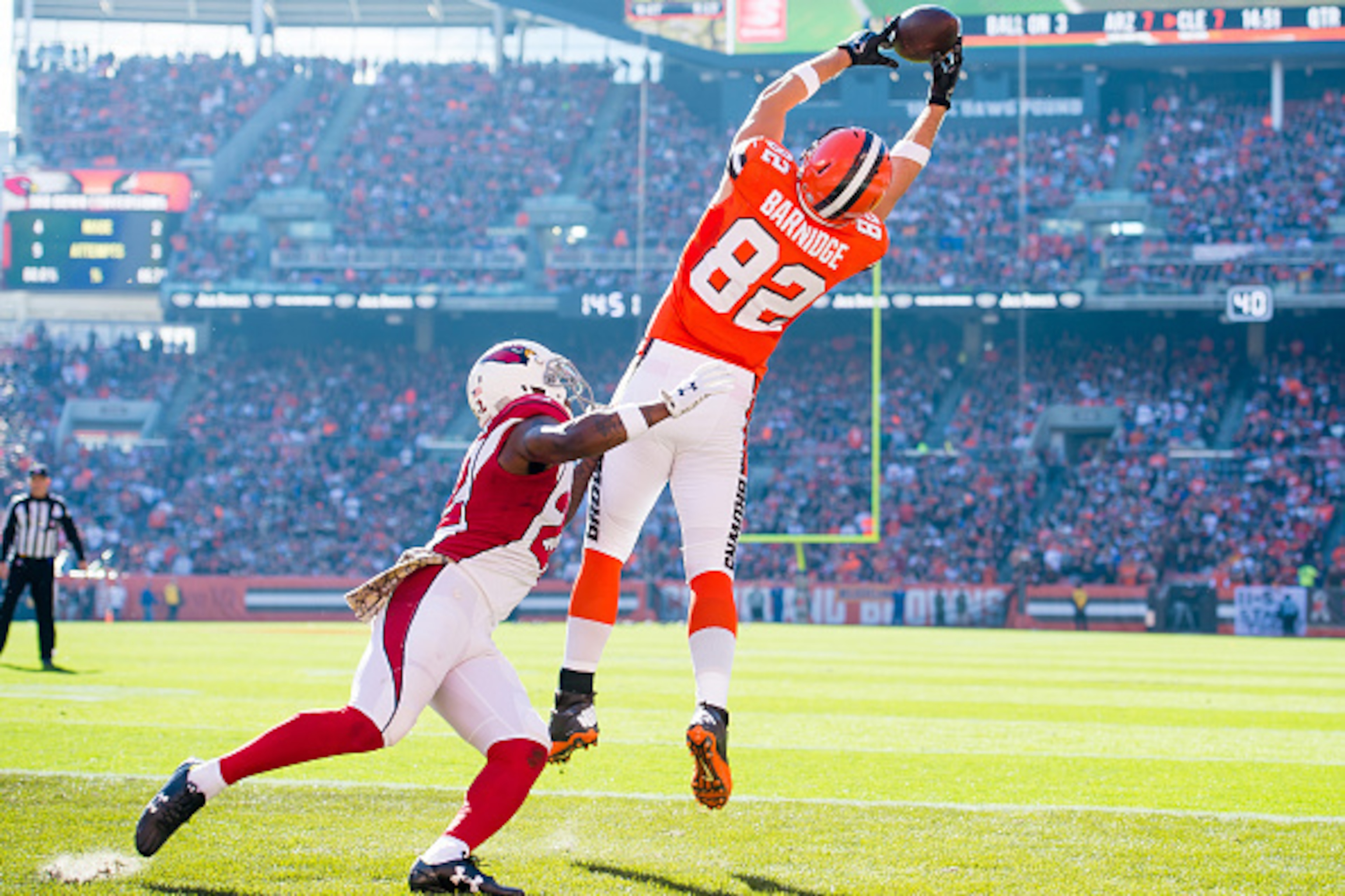 CLEVELAND, OH - NOVEMBER 1: Tight end Gary Barnidge #82 of the Cleveland Browns catches a touchdown pass while under pressure from strong safety Tony Jefferson #22 of the Arizona Cardinals during the first half at FirstEnergy Stadium on November 1, 2015 i CLEVELAND, OH - NOVEMBER 1: Tight end Gary Barnidge #82 of the Cleveland Browns catches a touchdown pass while under pressure from strong safety Tony Jefferson #22 of the Arizona Cardinals during the first half at FirstEnergy Stadium on November 1, 2015 i
