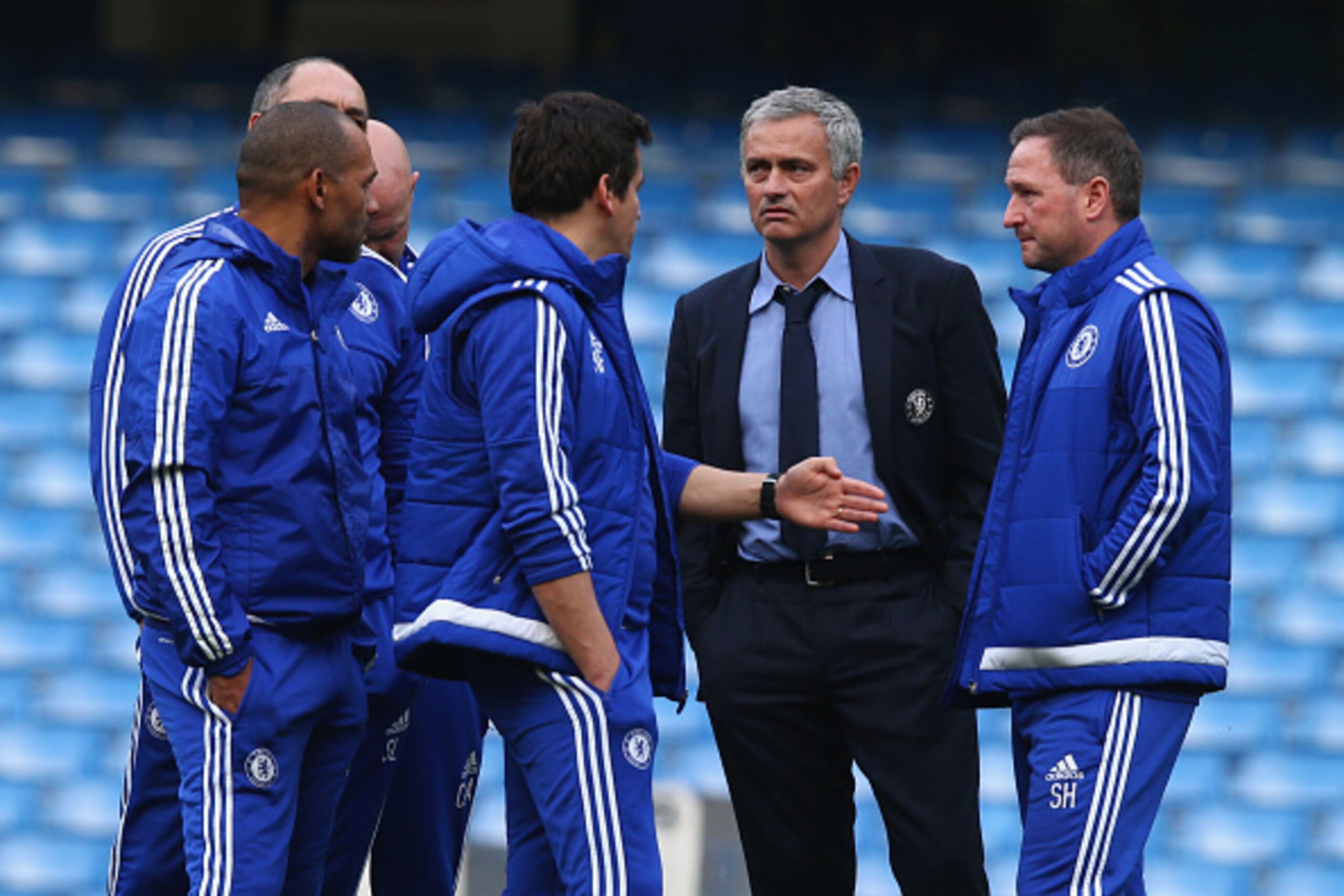LONDON, ENGLAND - OCTOBER 31:  Chelsea manager Jose Mourinho and his staffs discuss on the pitch after their team's 1-3 defear in the Barclays Premier League match between Chelsea and Liverpool at Stamford Bridge on October 31, 2015 in London, England.  (