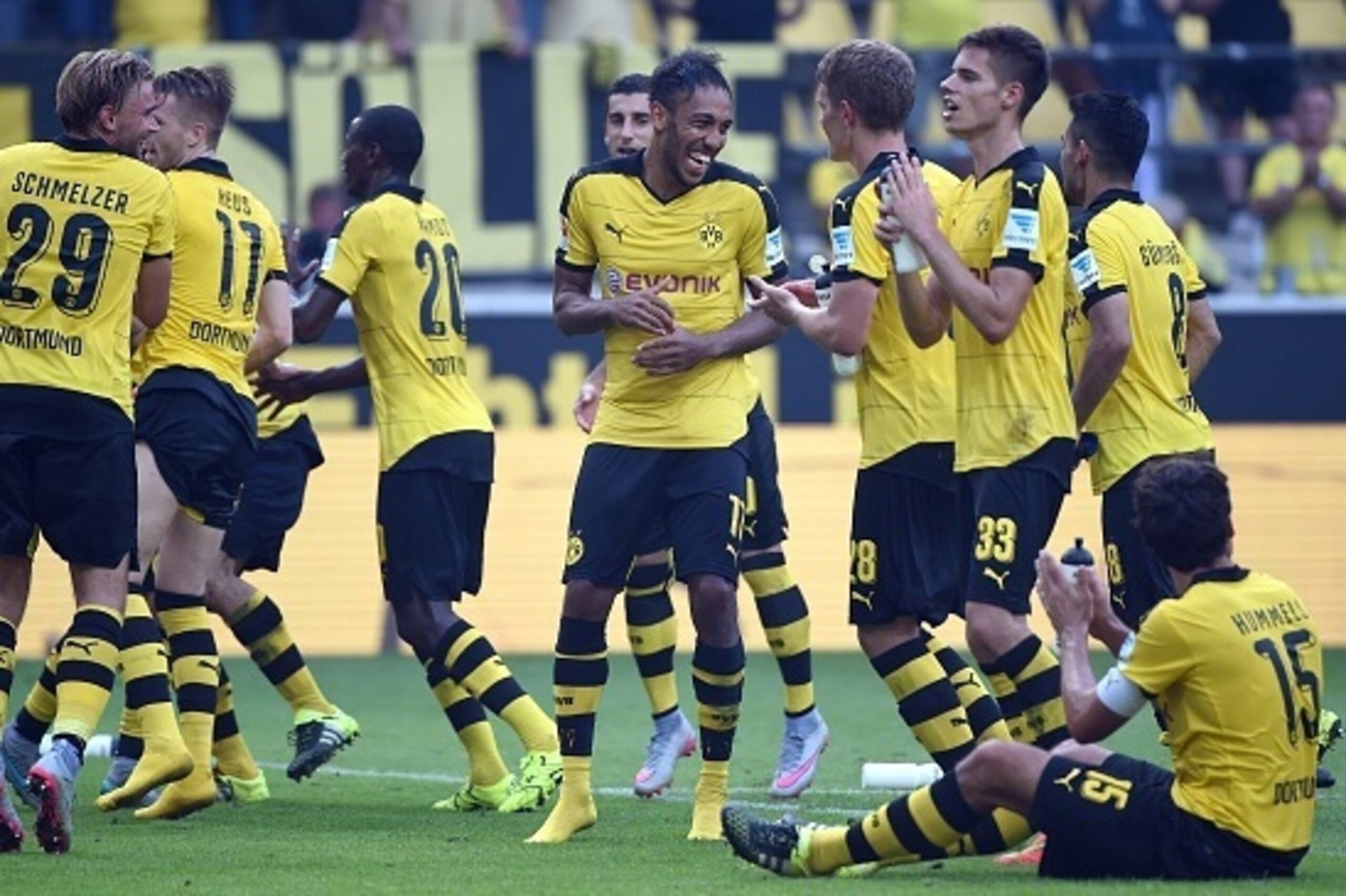 Dortmund's Gabonese striker Pierre-Emerick Aubameyang (C) and teammates react after the German first division Bundesliga football match Borussia Dortmund vs Hertha BSC in Dortmund, Germany, on August 30, 2015.  AFP PHOTO / PATRIK STOLLARZ
RESTRICTIONS: DU