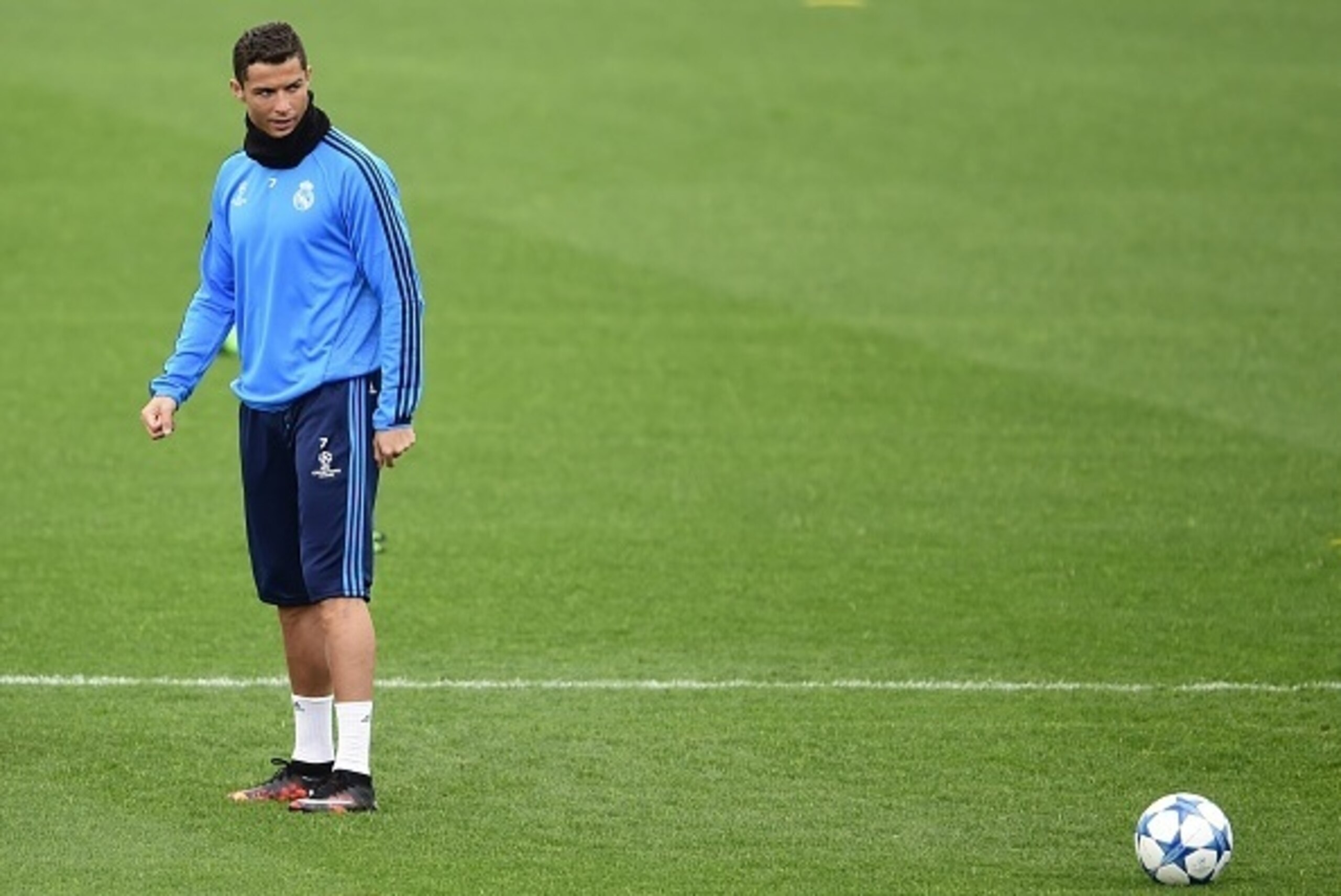 Real Madrid's Portuguese forward Cristiano Ronaldo looks at the ball during a training session at Valdebebas sport city in Madrid on November 2, 2015 on the eve of their Champions' League football match against Paris Saint Germain. AFP PHOTO/ PIERRE-PHILI