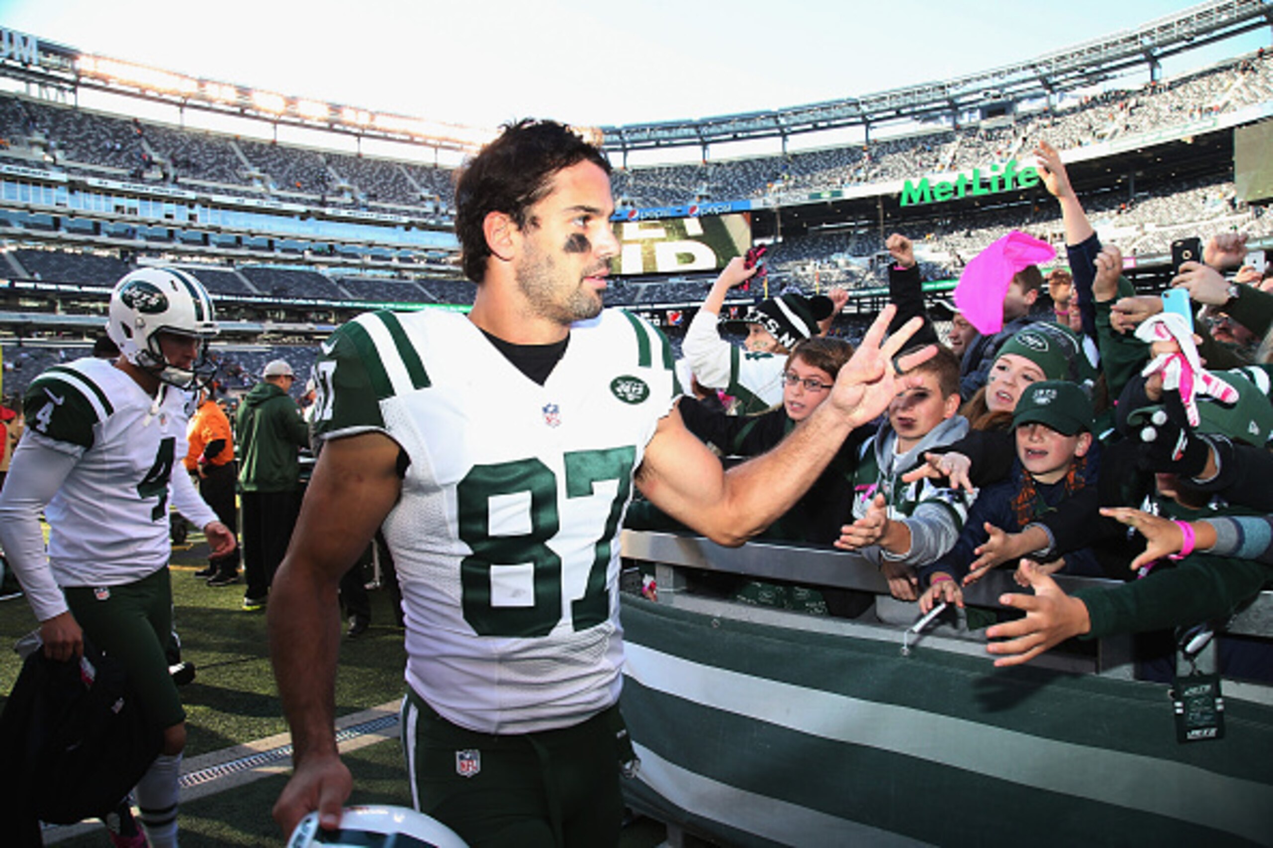 EAST RUTHERFORD, NJ - OCTOBER 18: Wide Receiver Eric Decker #87 of the New York Jets greets fans after the game against the Washington Redskins at MetLife Stadium on October 18, 2015 in East Rutherford, New Jersey. (Photo by Al Pereira/Getty Images for EAST RUTHERFORD, NJ - OCTOBER 18: Wide Receiver Eric Decker #87 of the New York Jets greets fans after the game against the Washington Redskins at MetLife Stadium on October 18, 2015 in East Rutherford, New Jersey. (Photo by Al Pereira/Getty Images for