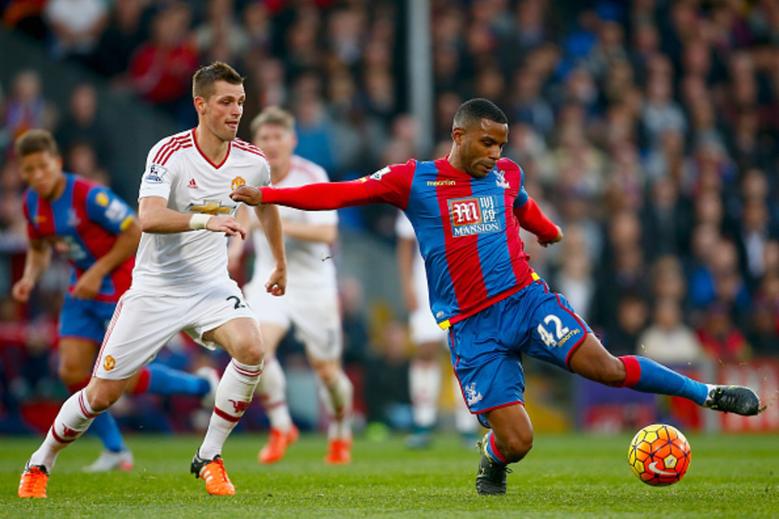 LONDON, ENGLAND - OCTOBER 31: Jason Puncheon of Crystal Palace is challenged by Morgan Schneiderlin of Manchester United during the Barclays Premier League match between Crystal Palace and Manchester United at Selhurst Park on October 31, 2015 in London, 