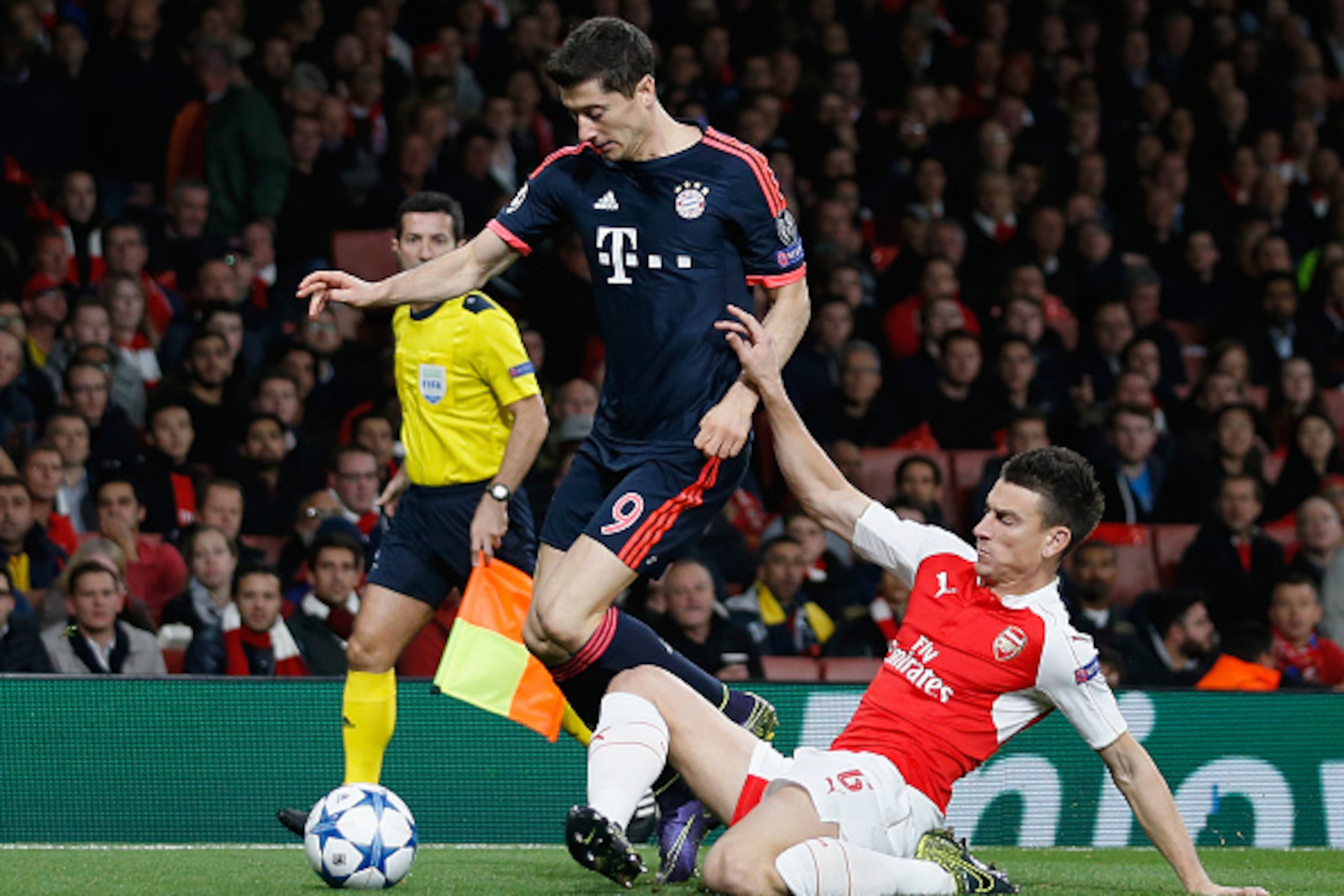 LONDON, ENGLAND - OCTOBER 20:  Laurent Koscielny of Arsenal challenges Robert Lewandowski of Bayern Munchen during the UEFA Champions League Group F match between Arsenal FC and FC Bayern Munchen at the Emirates Stadium on October 20, 2015 in London, Unit