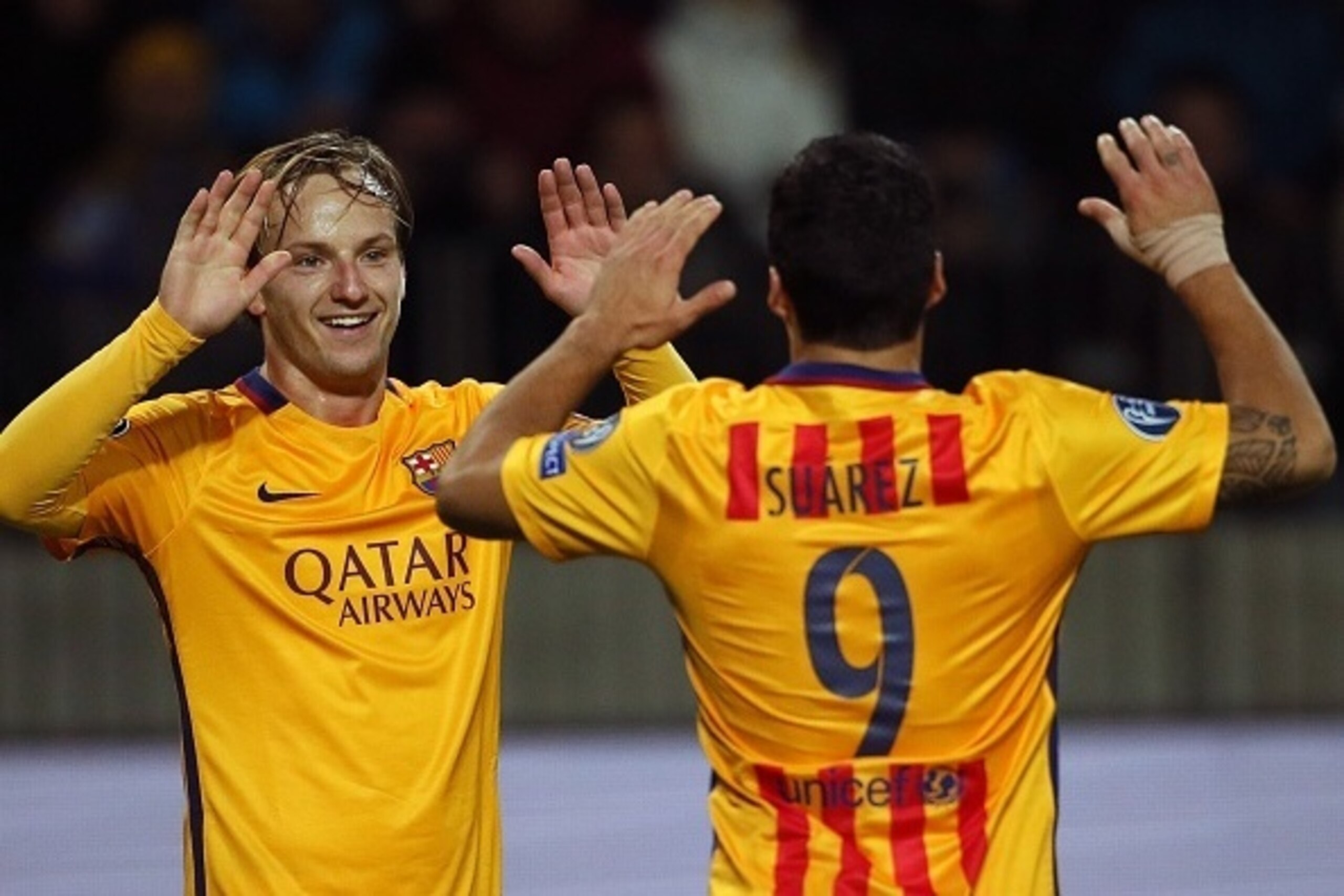 Barcelona's Croatian midfielder Ivan Rakitic (L) and Barcelona's Uruguayan forward Luis Suarez celebrate during the UEFA Champions League group E football match between FC BATE Borisov and FC Barcelona at the Borisov Arena stadium outside Minsk on October