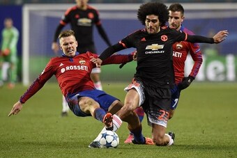 CSKA Moscow's Swedish midfielder Pontus Wernbloom (L) vies for the ball with Manchester United's Belgian midfielder Marouane Fellaini during the UEFA Champions League group B football match between PFC CSKA Moscow and FC Manchester United at the Arena Khi
