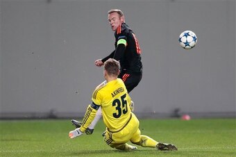 Akinfeev faces up to Rooney