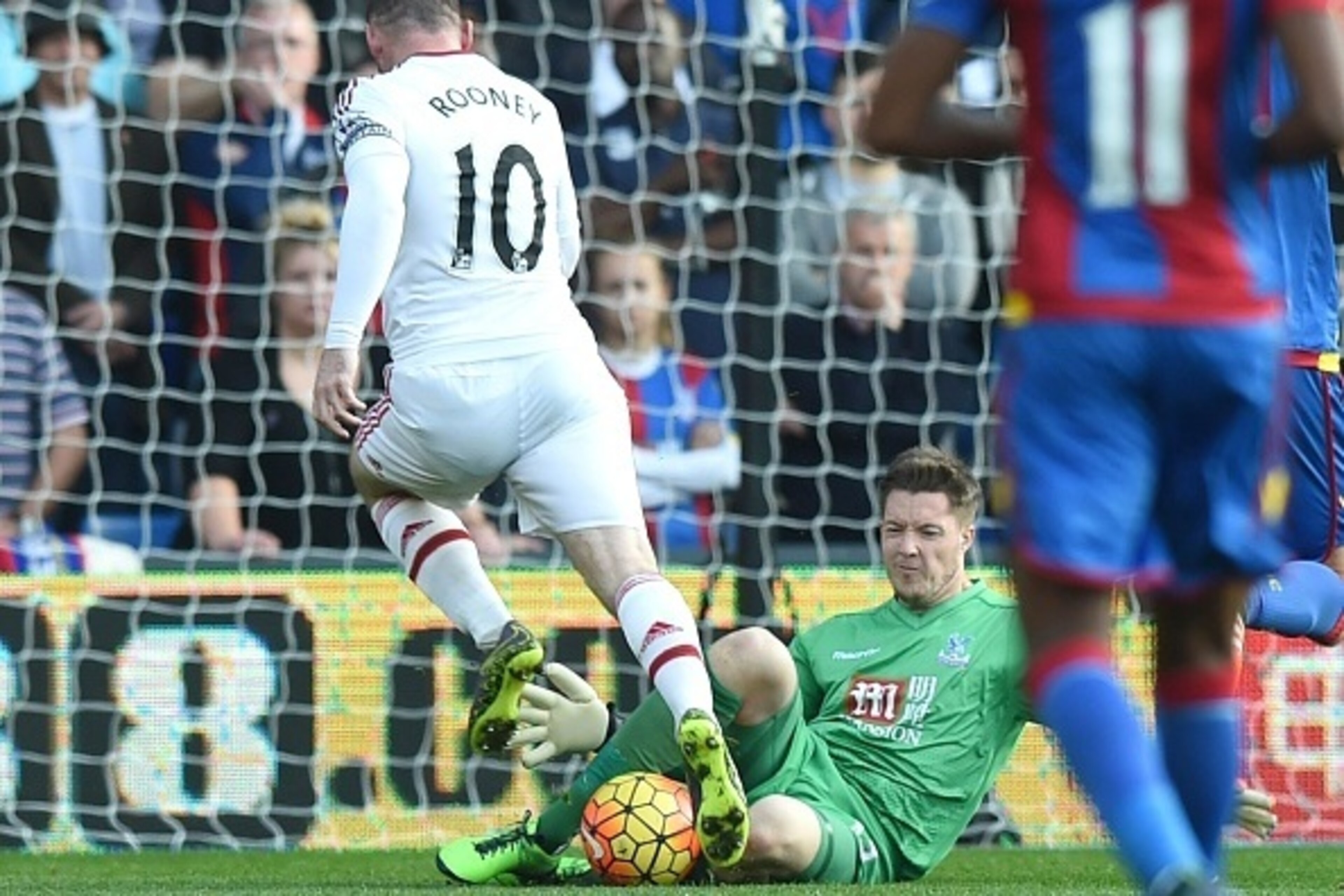 Crystal Palace's Welsh goalkeeper Wayne Hennessey (R) blocks a shot by Manchester United's English striker Wayne Rooney during the English Premier League football match between Crystal Palace and Manchester United at Selhurst Park in south London on Octob Crystal Palace's Welsh goalkeeper Wayne Hennessey (R) blocks a shot by Manchester United's English striker Wayne Rooney during the English Premier League football match between Crystal Palace and Manchester United at Selhurst Park in south London on Octob