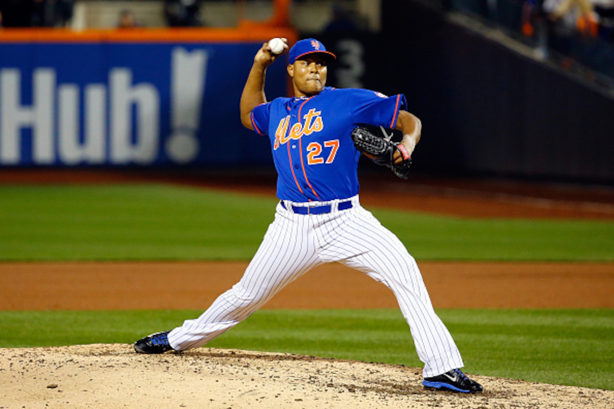 NEW YORK, NY - NOVEMBER 01:  Jeurys Familia #27 of the New York Mets throws a pitch in the ninth inning against the Kansas City Royals during Game Five of the 2015 World Series at Citi Field on November 1, 2015 in the Flushing neighborhood of the Queens b