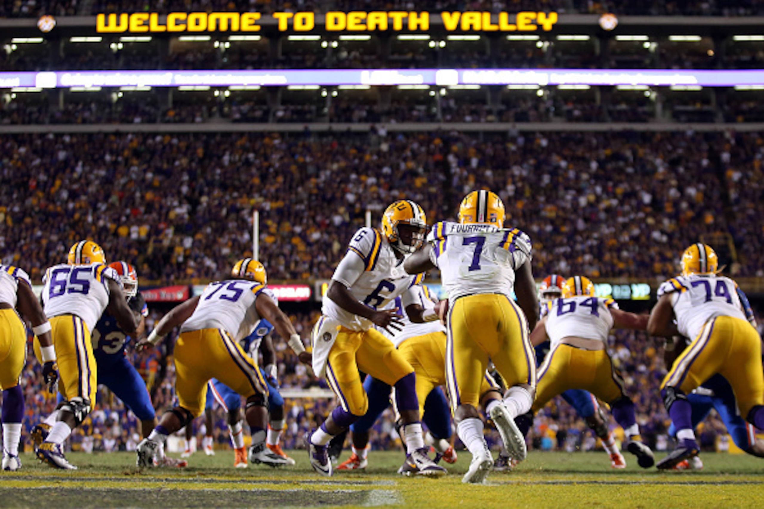 BATON ROUGE, LA - OCTOBER 17:  Leonard Fournette #7 of the LSU Tigers prepares to run the ball against the Florida Gators at Tiger Stadium on October 17, 2015 in Baton Rouge, Louisiana.  (Photo by Chris Graythen/Getty Images)