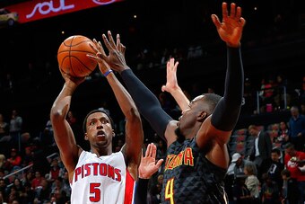 ATLANTA, GA - OCTOBER 27:  Kentavious Caldwell-Pope #5 of the Detroit Pistons shoots against Paul Millsap #4 and Kyle Korver #26 of the Atlanta Hawks at Philips Arena on October 27, 2015 in Atlanta, Georgia.  NOTE TO USER User expressly acknowledges and a