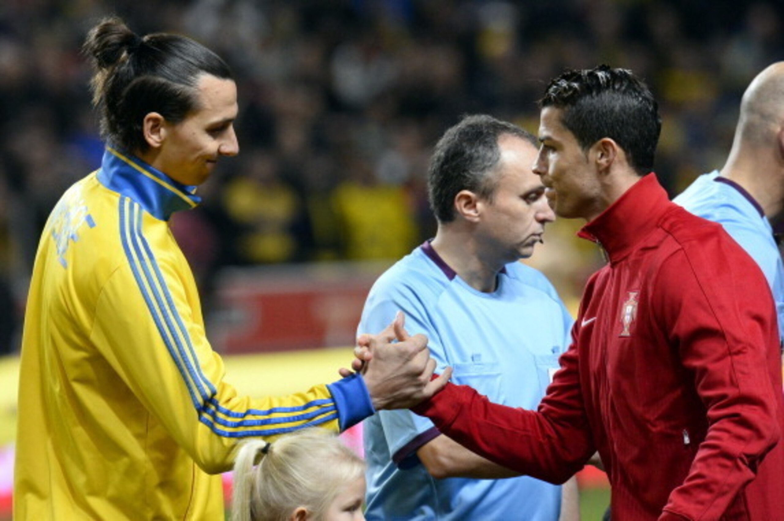 Sweden's forward Zlatan Ibrahimovic (L) shakes hands with Portugal's defender Cristiano Ronaldo prior to the Friends Arena in Solna, near Stockholm on November 19, 2013 during the FIFA 2014 World Cup playoff football match Sweden vs Portugal. AFP PHOTO/ J