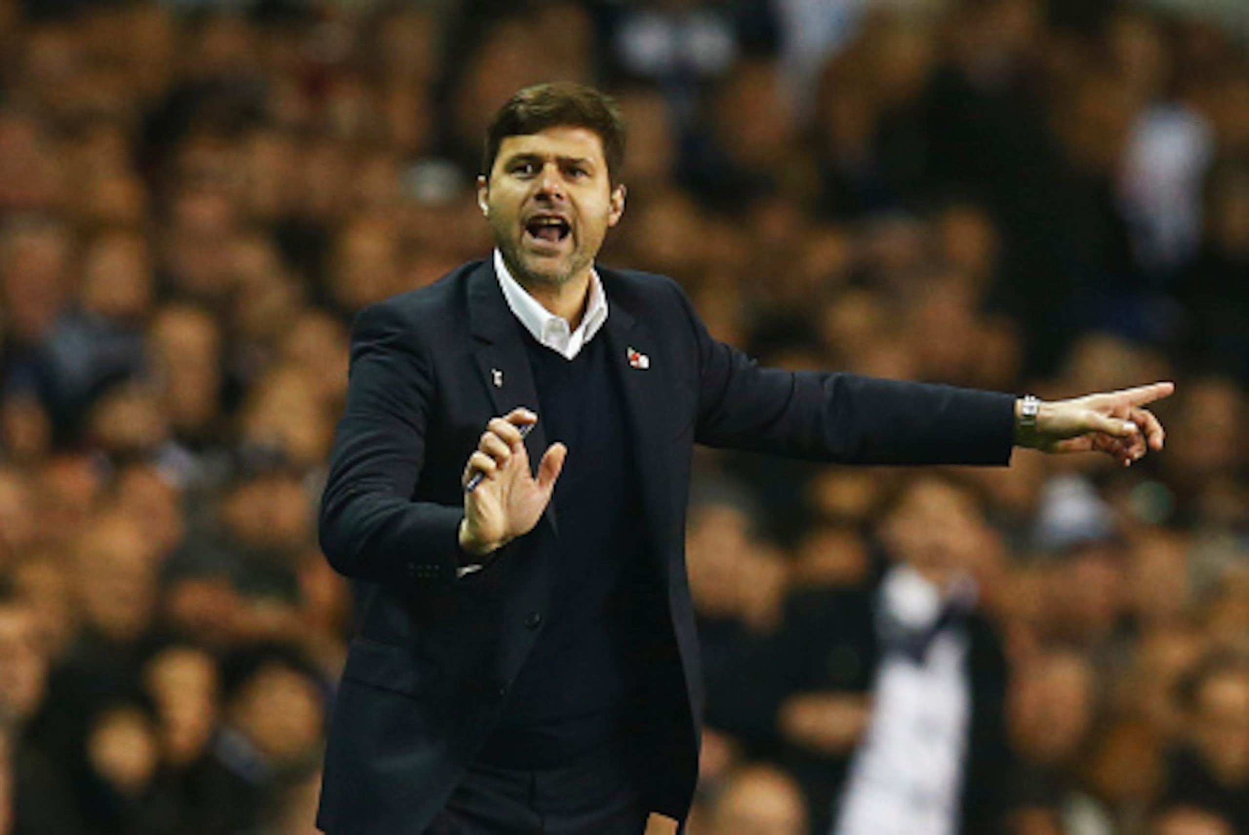 LONDON, ENGLAND - NOVEMBER 02:  Mauricio Pochettino manager of Tottenham Hotspur gives instructions during the Barclays Premier League match between Tottenham Hotspur and Aston Villa at White Hart Lane on November 2, 2015 in London, England.  (Photo by Mi