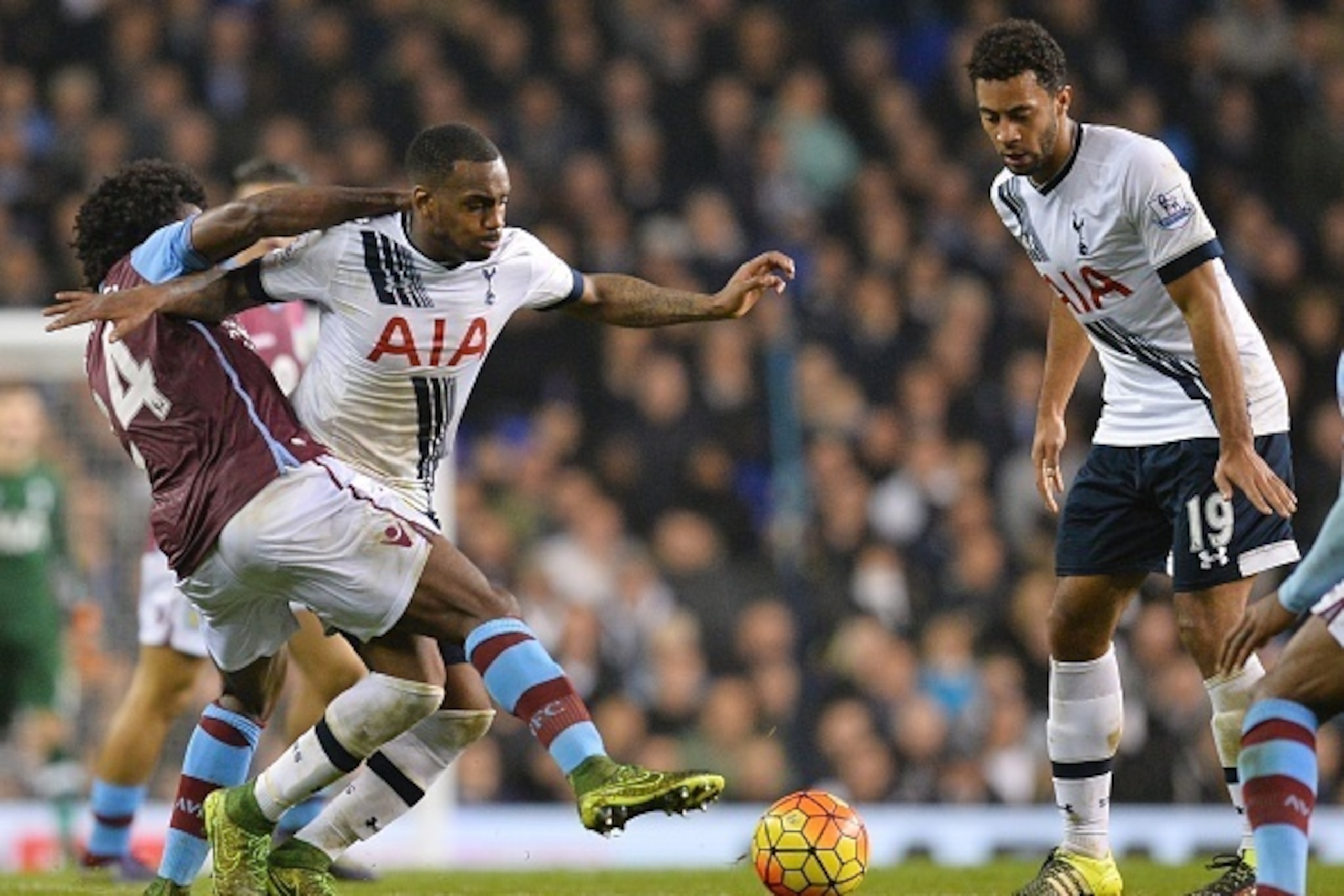 Aston Villa's Colombian midfielder Carlos Sanchez (L) vies with Tottenham Hotspur's English defender Danny Rose during the English Premier League football match between Tottenham Hotspur and Aston Villa at White Hart Lane in north London on November 2, 20