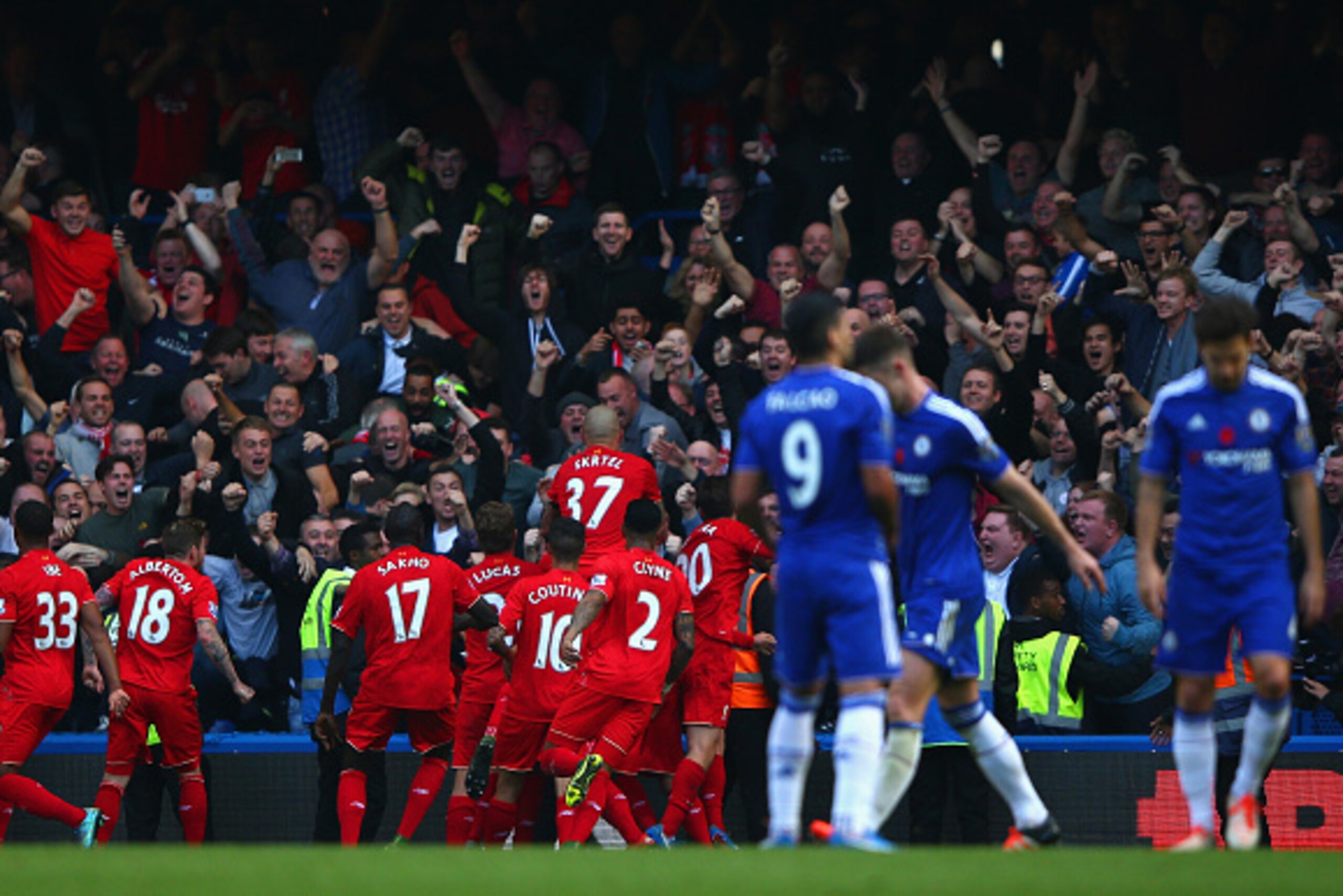 LONDON, ENGLAND - OCTOBER 31: Liverpool players celebrate their third goal by Christian Benteke (obscured) during the Barclays Premier League match between Chelsea and Liverpool at Stamford Bridge on October 31, 2015 in London, England.  (Photo by Ian Wal