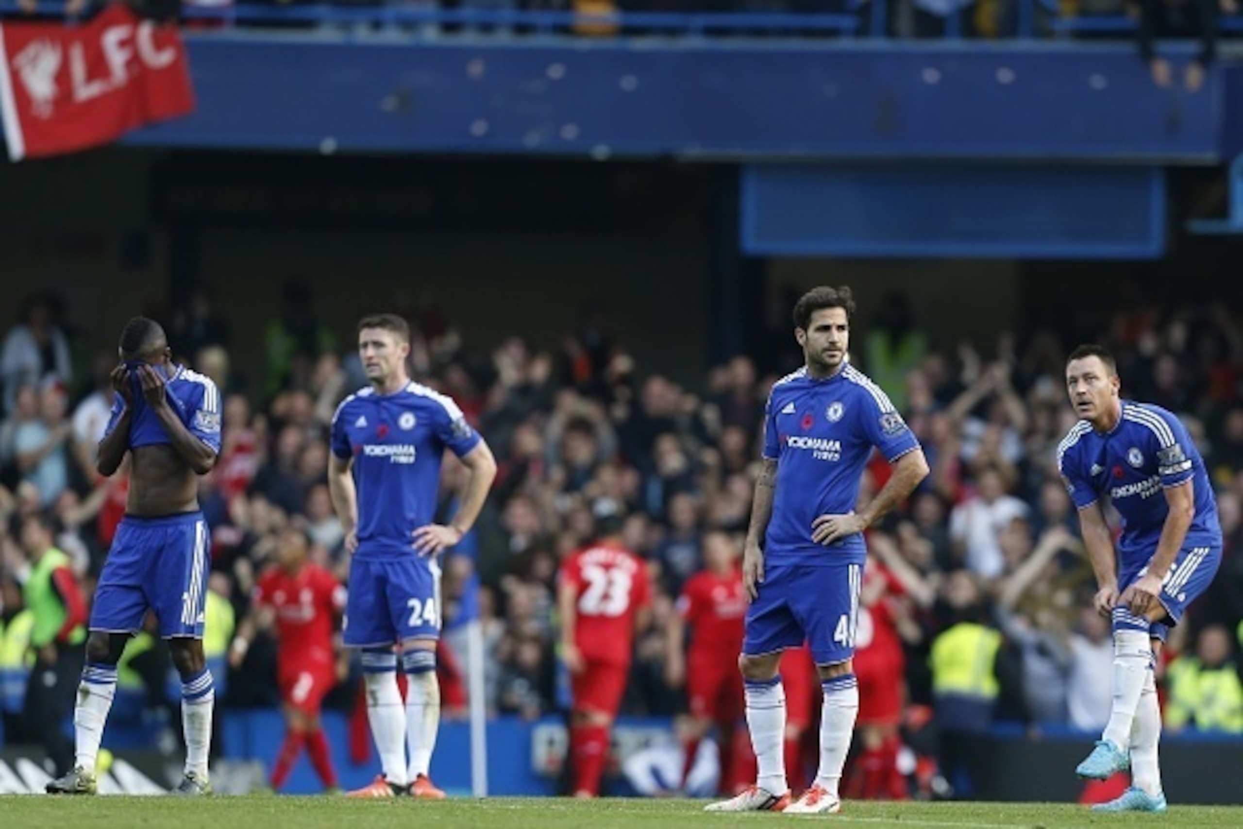 Chelsea's Brazilian midfielder Ramires, Chelsea's English defender Gary Cahill (2nd L), Chelsea's Spanish midfielder Cesc Fabregas (2nd R) and Chelsea's English defender John Terry (R) react after conceding their second goal during the English Premier Lea
