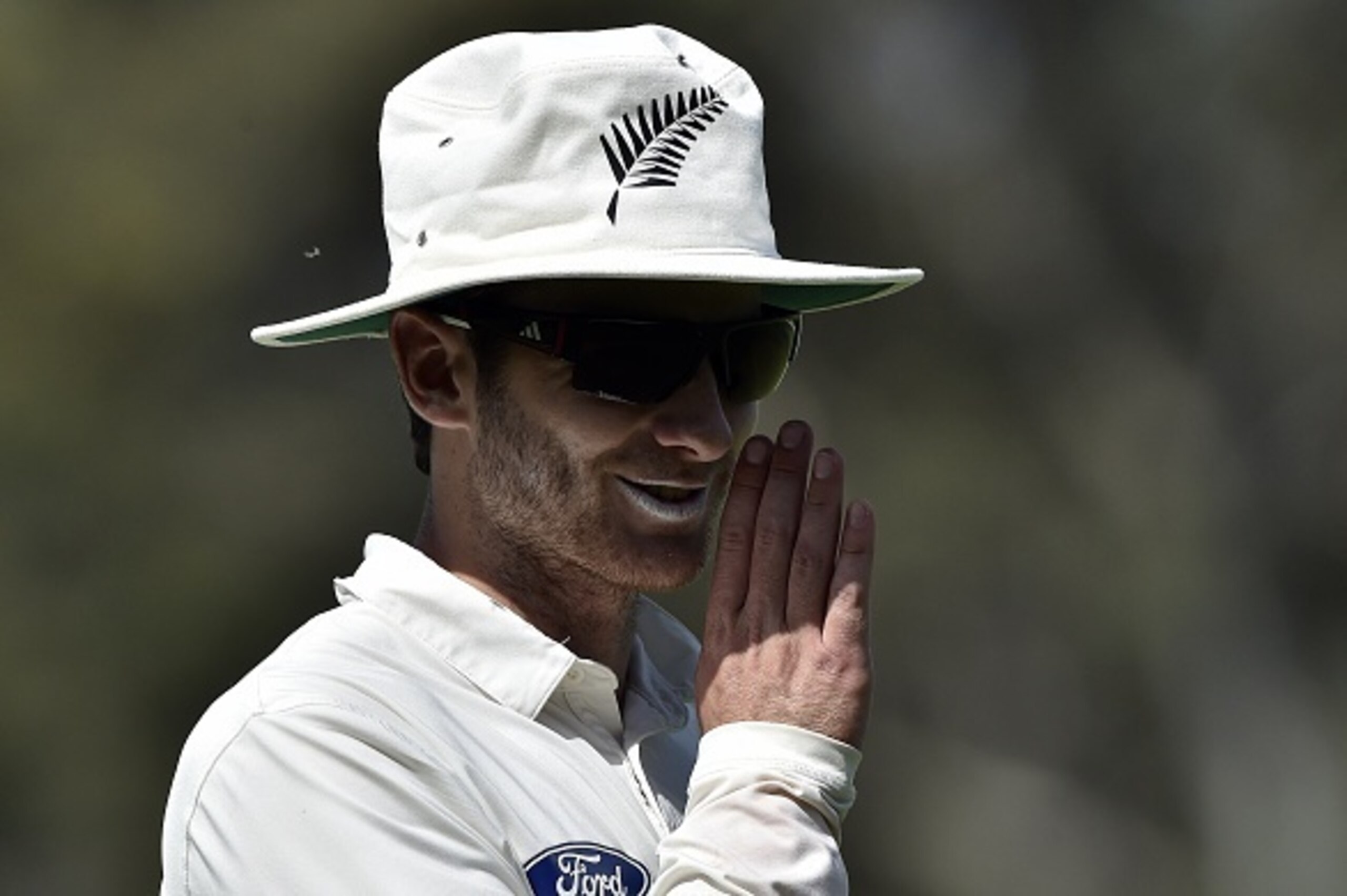 New Zealand's Kane Williamson speaks to a teammate during the tour warm-up match between the Cricket Australia XI and New Zealand at Blacktown Sports Park  in Sydney on October 29, 2015. AFP PHOTO / Saeed KHAN
IMAGE STRICTLY RESTRICTED TO EDITORIAL USE - 