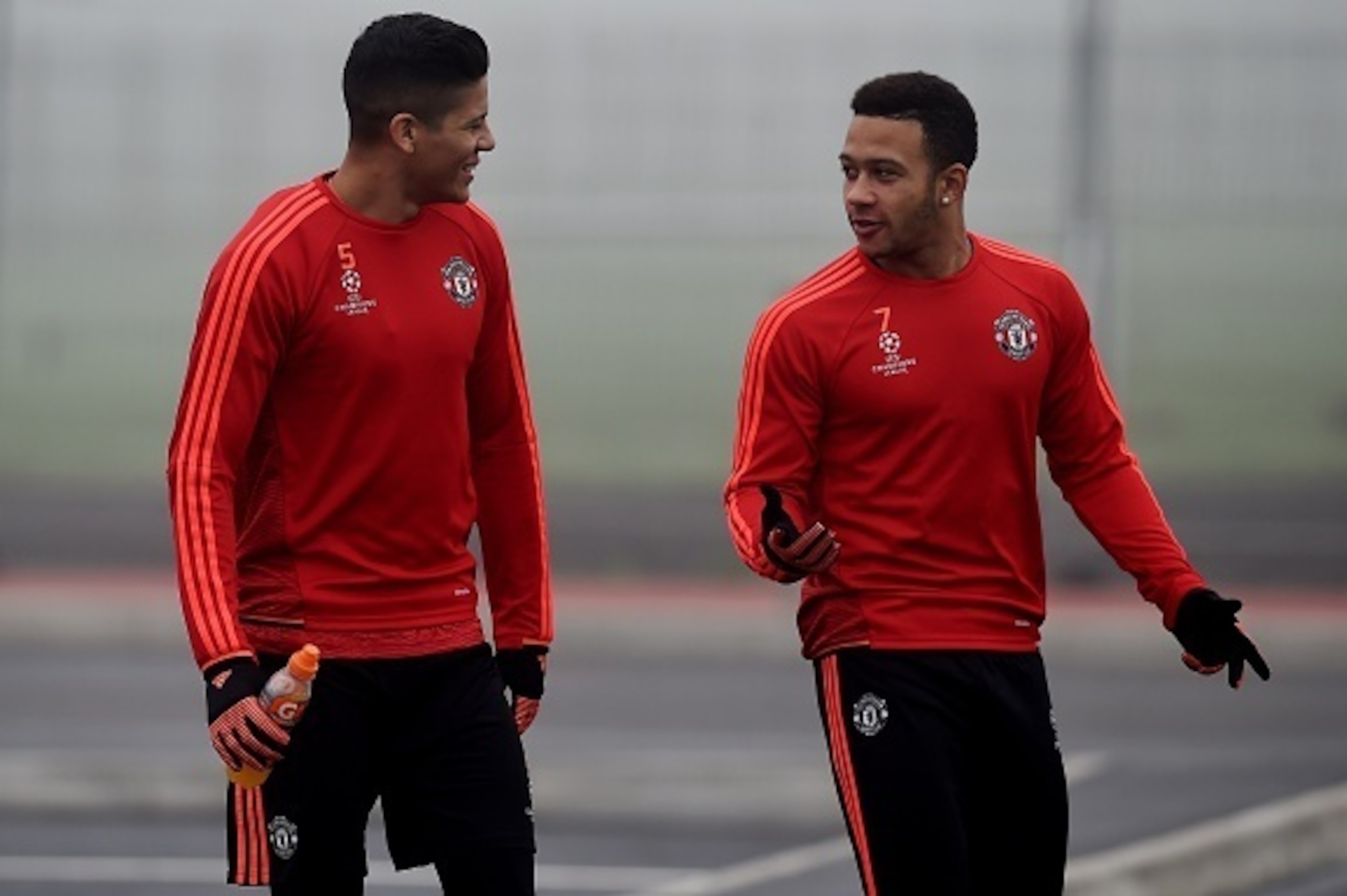 Manchester United's Argentinian defender Marcos Rojo (L) and Dutch midfielder Memphis Depay (R) arrives for a training session in Manchester, north west England, on November 2, 2015 ahead of their UEFA Champions League group B football match against CSKA 