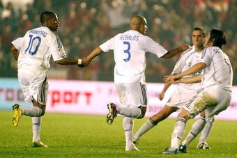 Barcelona, SPAIN:  Real Madrid's Roberto Carlos of Brazil (C) and Robinho (L) Elguera (2d R) and Sergio Ramos (R) celebrate after Carlos scored against Gimnastic in their Spanish League football match at Nou Stadium, Tarragona 28 October 2006. AFP PHOTO/C
