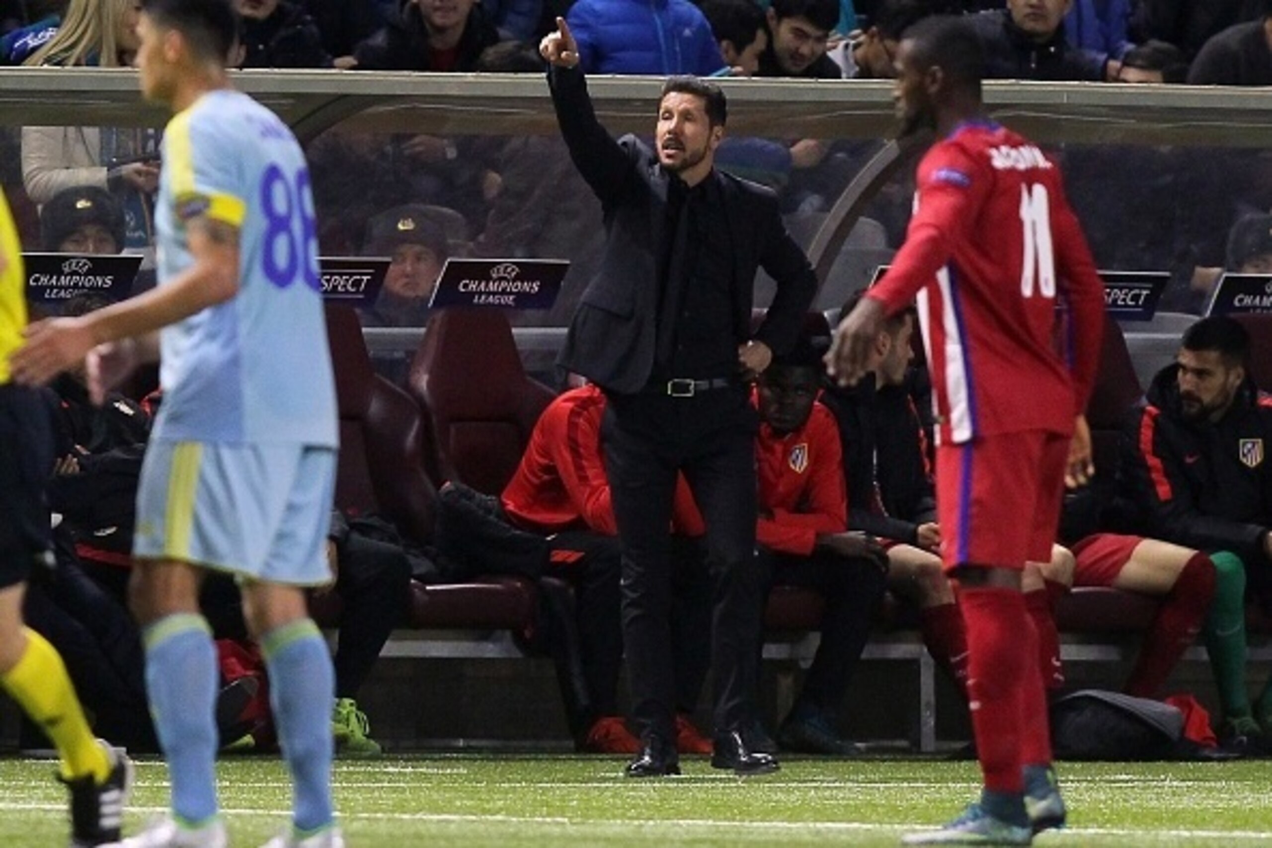 Atletico Madrid's Argentinian coach Diego Simeone (C) gestures from the touchline during the UEFA Champions League group C football match between FC Astana and Club Atletico de Madrid at the Astana Arena stadium in Astana on November 3, 2015. AFP PHOTO / 