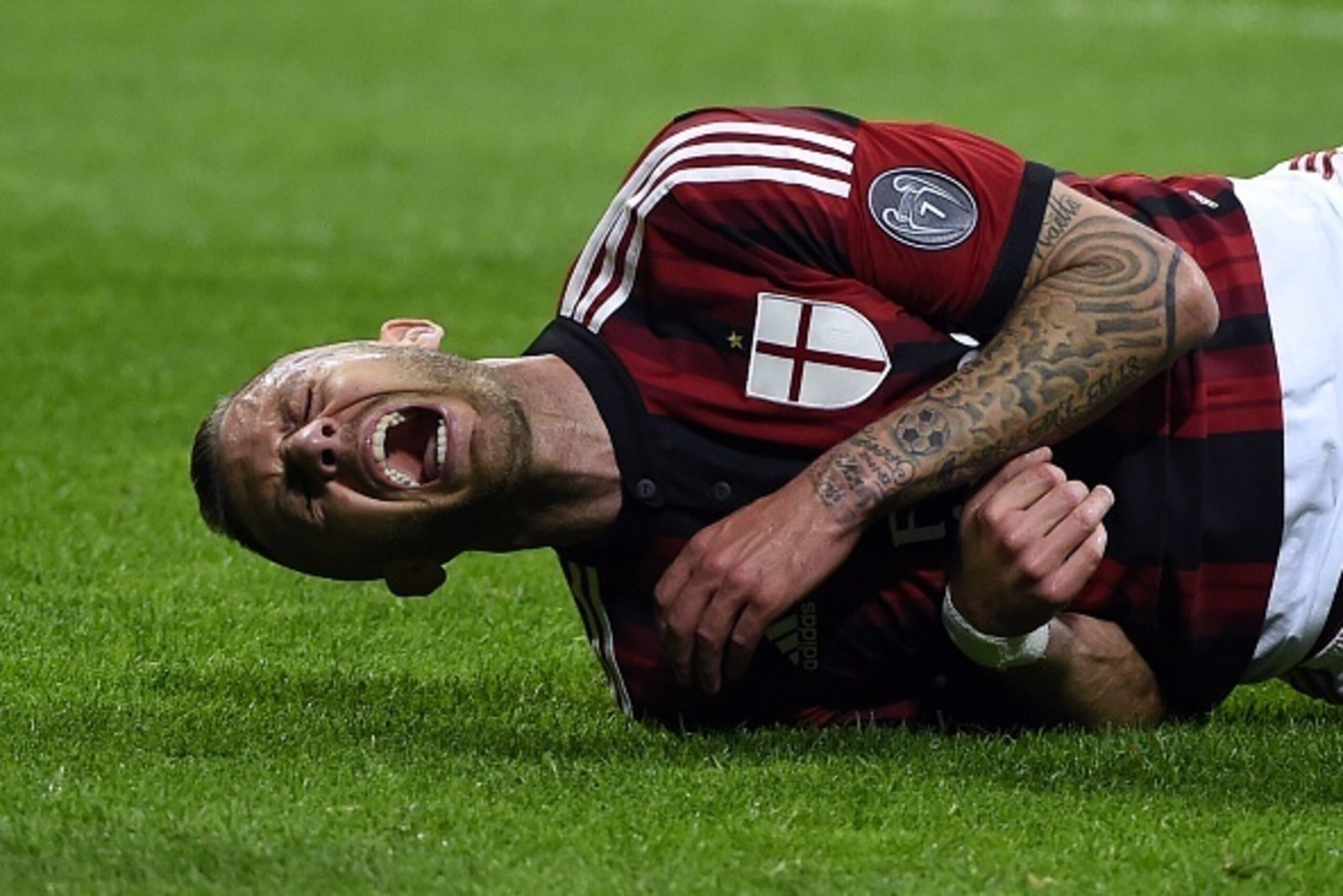AC Milan's French midfielder Jeremy Menez reacts after a collision during the Italian Serie A football match AC Milan vs Genoa on April 29, 2015 at the San Siro Stadium stadium in Milan. AFP PHOTO / OLIVIER MORIN (Photo credit should read OLIVIER M AC Milan's French midfielder Jeremy Menez reacts after a collision during the Italian Serie A football match AC Milan vs Genoa on April 29, 2015 at the San Siro Stadium stadium in Milan. AFP PHOTO / OLIVIER MORIN (Photo credit should read OLIVIER M