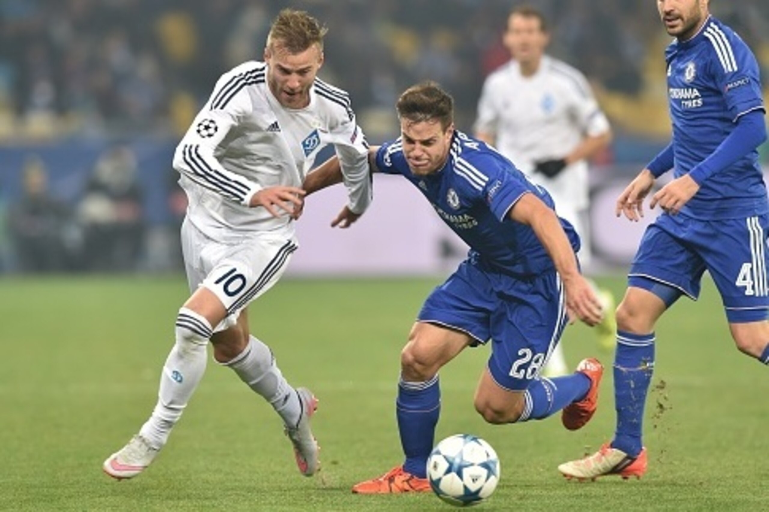 Chelsea's Spanish defender Cesar Azpilicueta (C) vies with Dynamo Kiev's Ukrainian forward Andriy Yarmolenko (L) during the UEFA Champions League football match Dynamo Kiev vs Chelsea, on October 20, 2015 at the Olympic stadium in Kiev.   AFP PHOTO / SERG