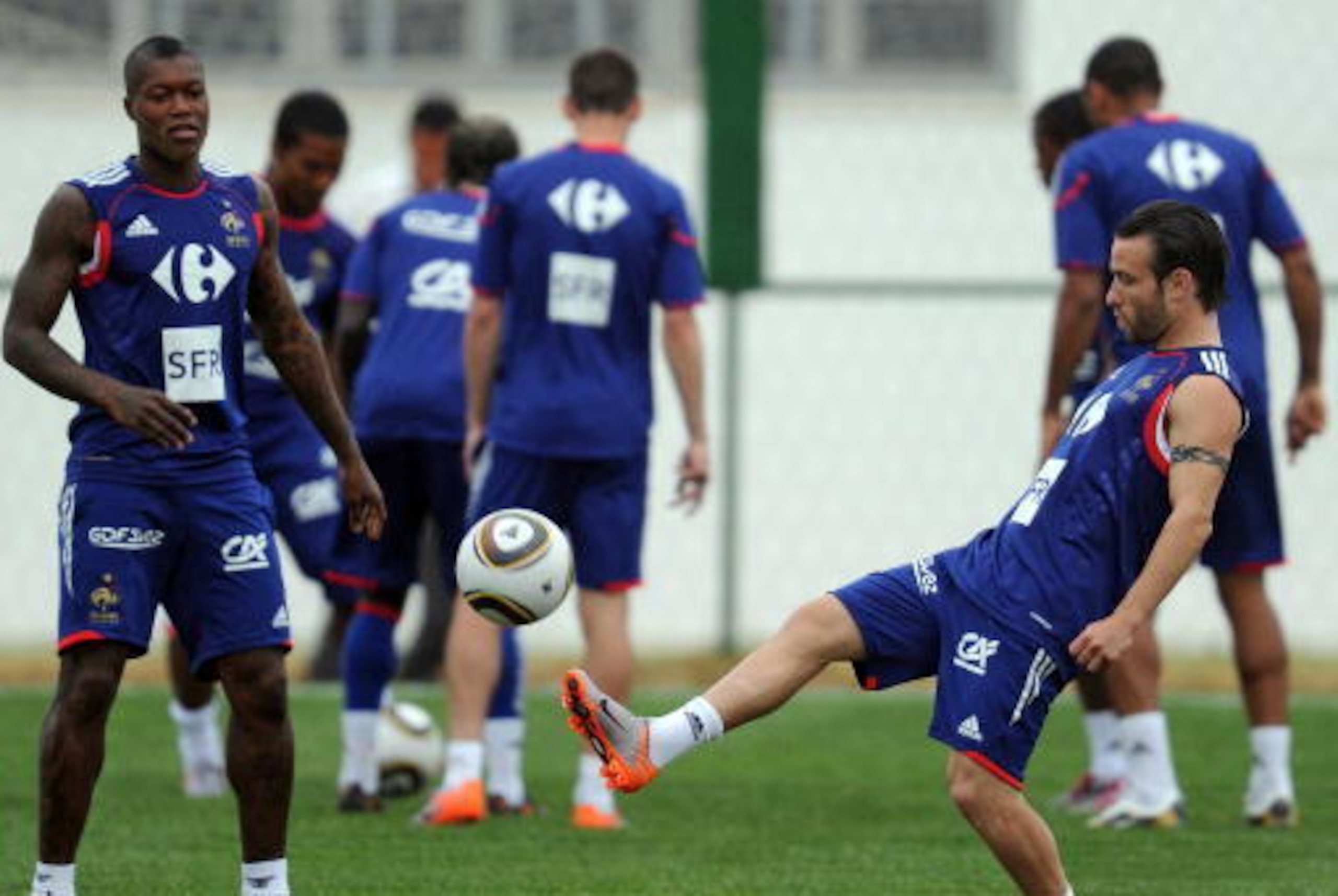 French national football team's forward Mathieu Valbuena(R) juggles with a ball next to Djibrill Cisse during a training session, on May 28, 2010, in Sousse, as part of the preparation for the upcoming World Cup 2010. France will play against Uruguay in C