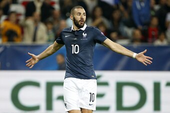 NICE, FRANCE - OCTOBER 8: Karim Benzema of France celebrates scoring a goal during the international friendly match between France and Armenia at Allianz Riviera stadium on October 8, 2015 in Nice, France. (Photo by Jean Catuffe/Getty Images)