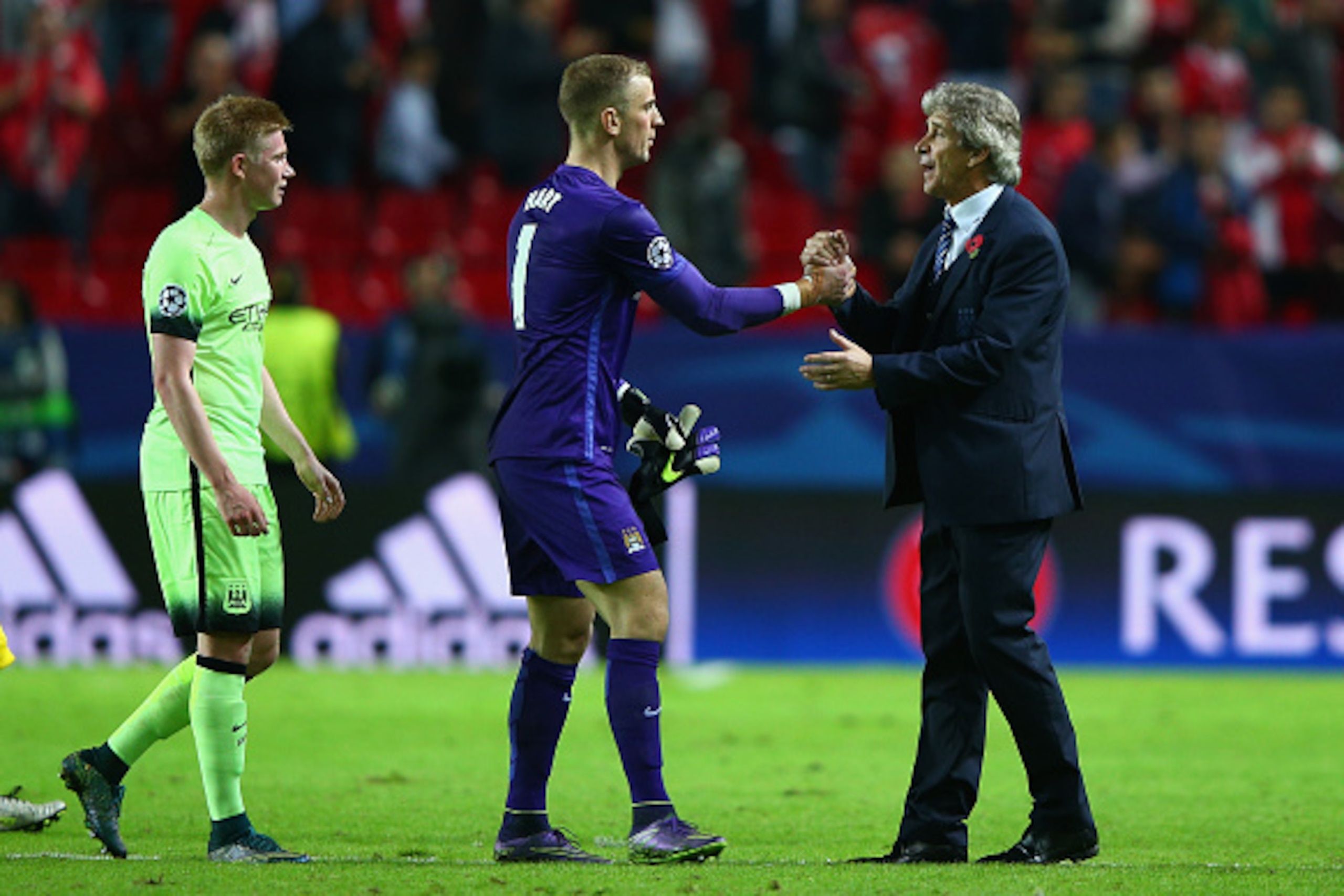SEVILLE, SPAIN - NOVEMBER 03:  Manuel Pellegrini manager of Manchester City shakes hands with goalkeeper Joe Hart of Manchester City after the UEFA Champions League Group D match between Sevilla FC and Manchester City FC at Estadio Ramon Sanchez Pizjuan o