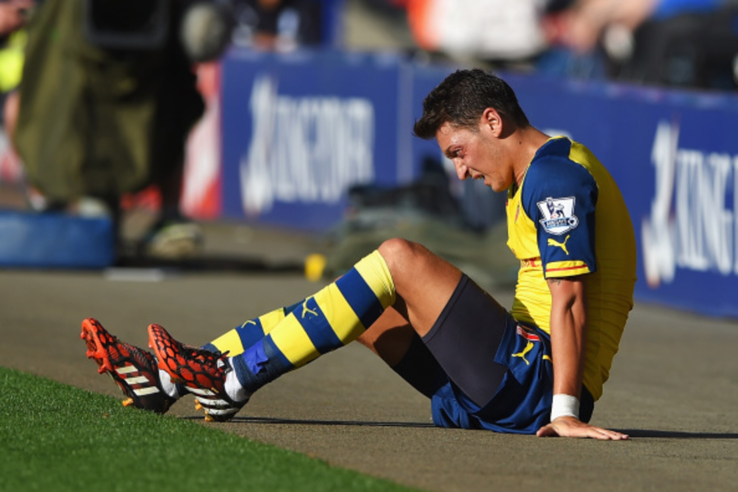 LEICESTER, ENGLAND - AUGUST 31:  Mesut Oezil of Arsenal grimaces during the Barclays Premier League match between Leicester City and Arsenal at The King Power Stadium on August 31, 2014 in Leicester, England.  (Photo by Michael Regan/Getty Images)