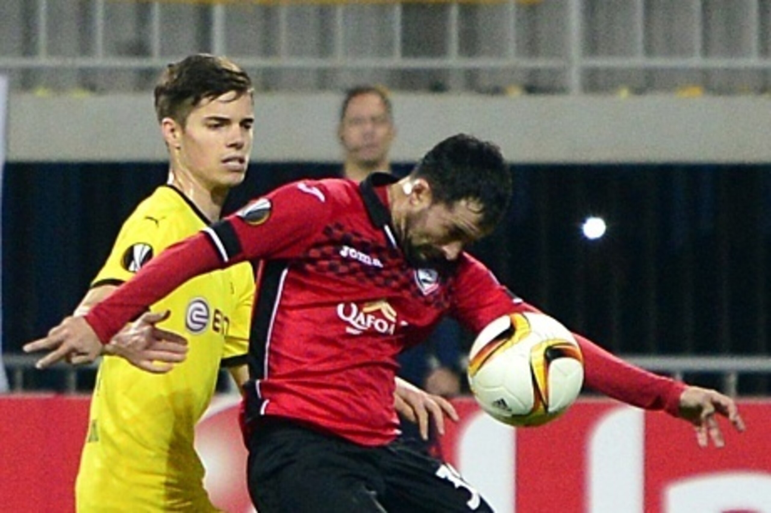 Dortmund's midfielder Julian Weigl (L) vies for the ball with Qabala's forward Facundo Pereyra during the UEFA Europa League group C football match between Qabala FK and Borussia Dortmund in Baku on October 22, 2015. AFP PHOTO / TOFIK BABAYEV        (Phot