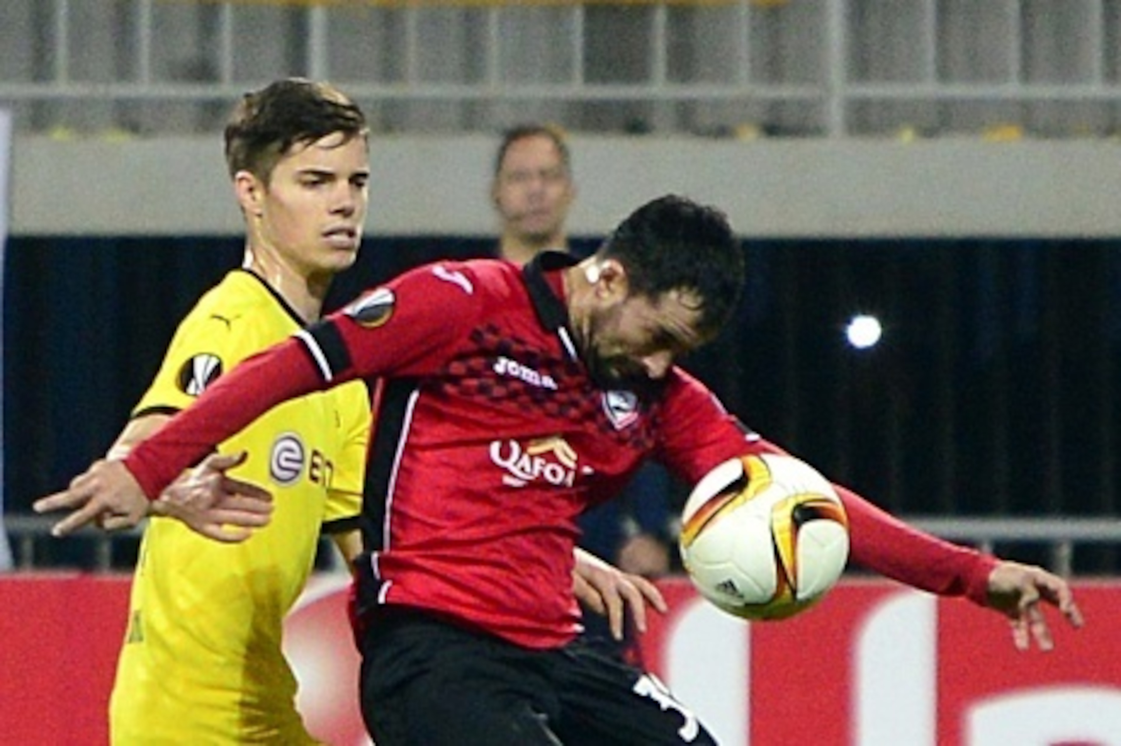 Dortmund's midfielder Julian Weigl (L) vies for the ball with Qabala's forward Facundo Pereyra during the UEFA Europa League group C football match between Qabala FK and Borussia Dortmund in Baku on October 22, 2015. AFP PHOTO / TOFIK BABAYEV        (Phot