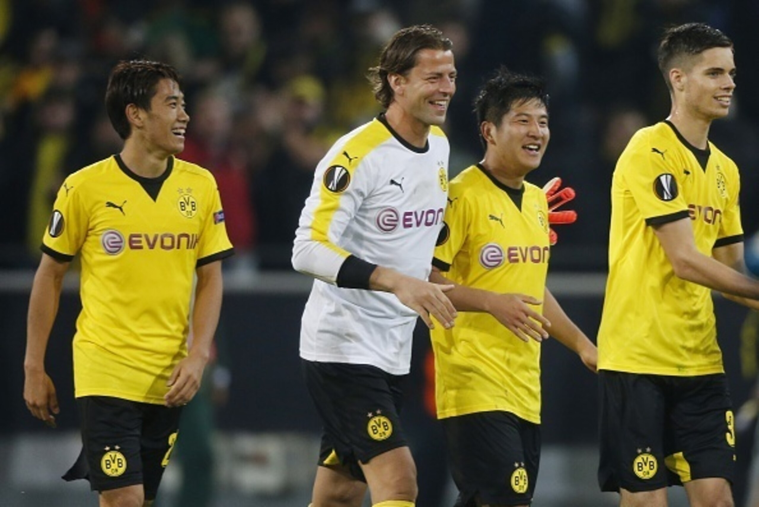 (L-R) Dortmund's Japanese midfielder Shinji Kagawa, Dortmund's goalkeeper Roman Weidenfeller Dortmund's Korean defender Joo-Ho Park and Dortmund's midfielder Julian Weigl celebrate after the UEFA Europa League Group C football match between Borussia Dortm